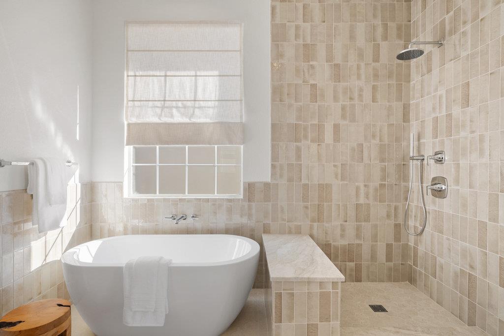 6 Radnor Dr, The Hills, TX 78738