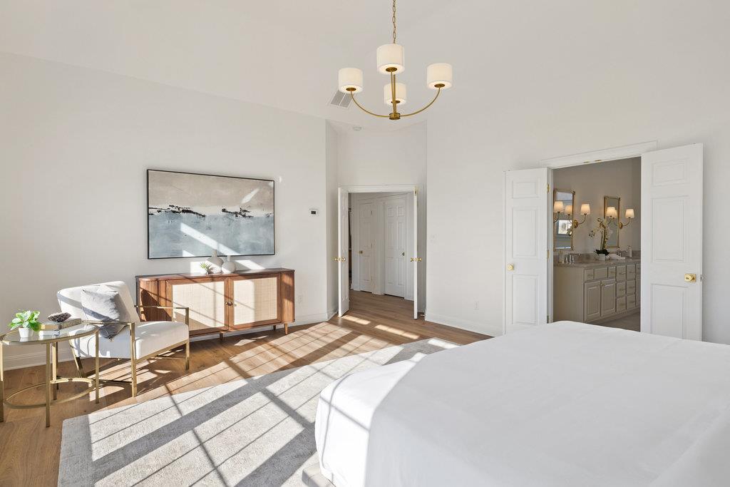 6 Radnor Dr, The Hills, TX 78738