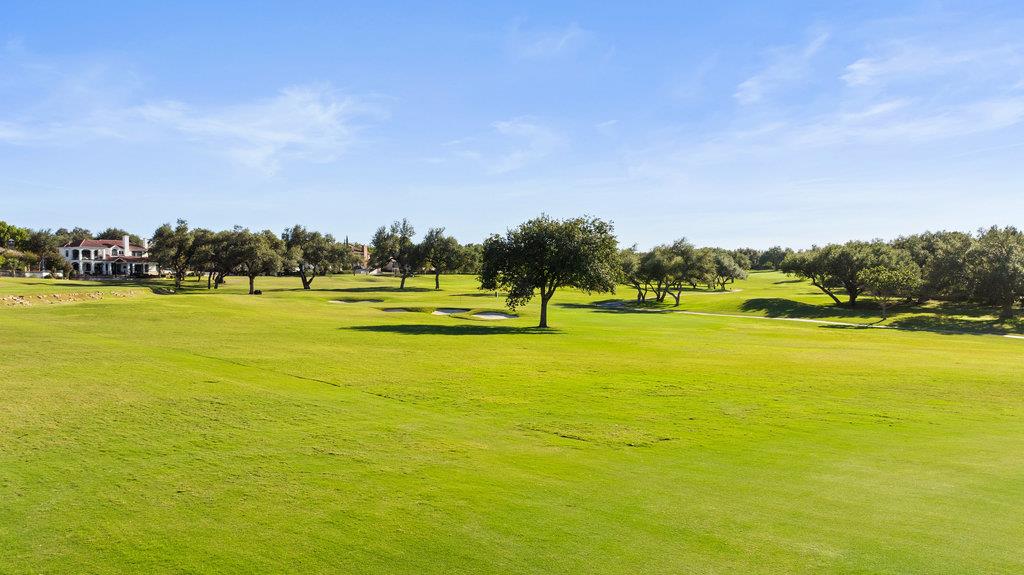 6 Radnor Dr, The Hills, TX 78738