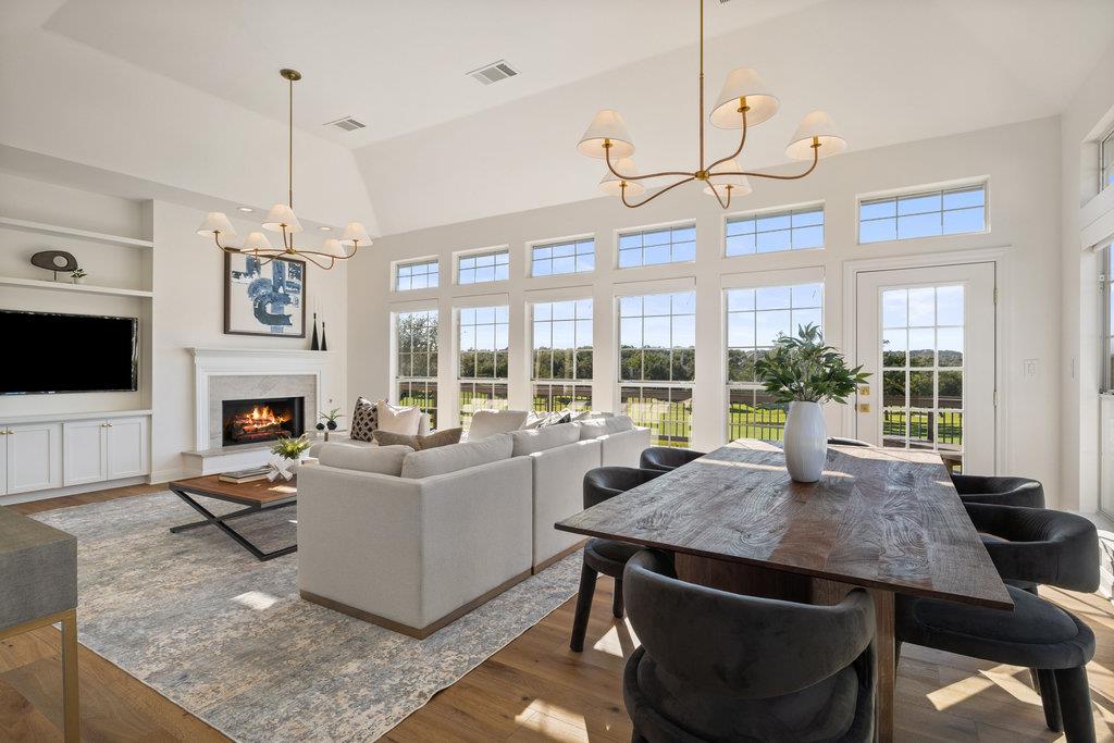 6 Radnor Dr, The Hills, TX 78738