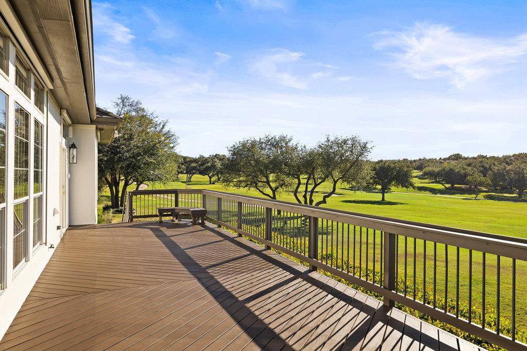 6 Radnor Dr, The Hills, TX 78738