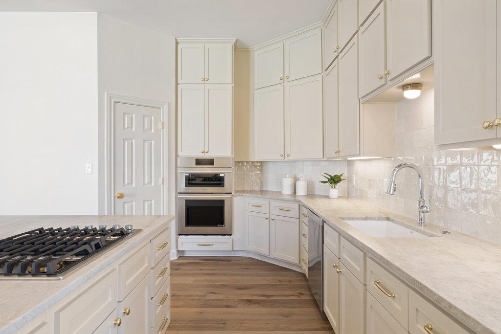 6 Radnor Dr, The Hills, TX 78738