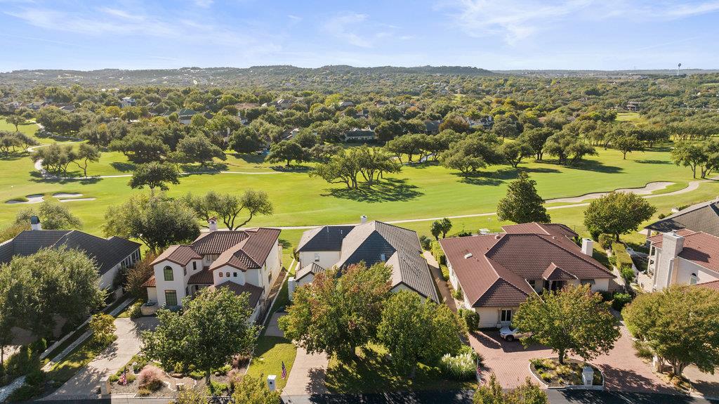 6 Radnor Dr, The Hills, TX 78738