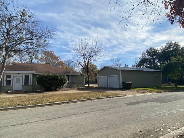 1034 Magnolia St, Lockhart, TX 78644