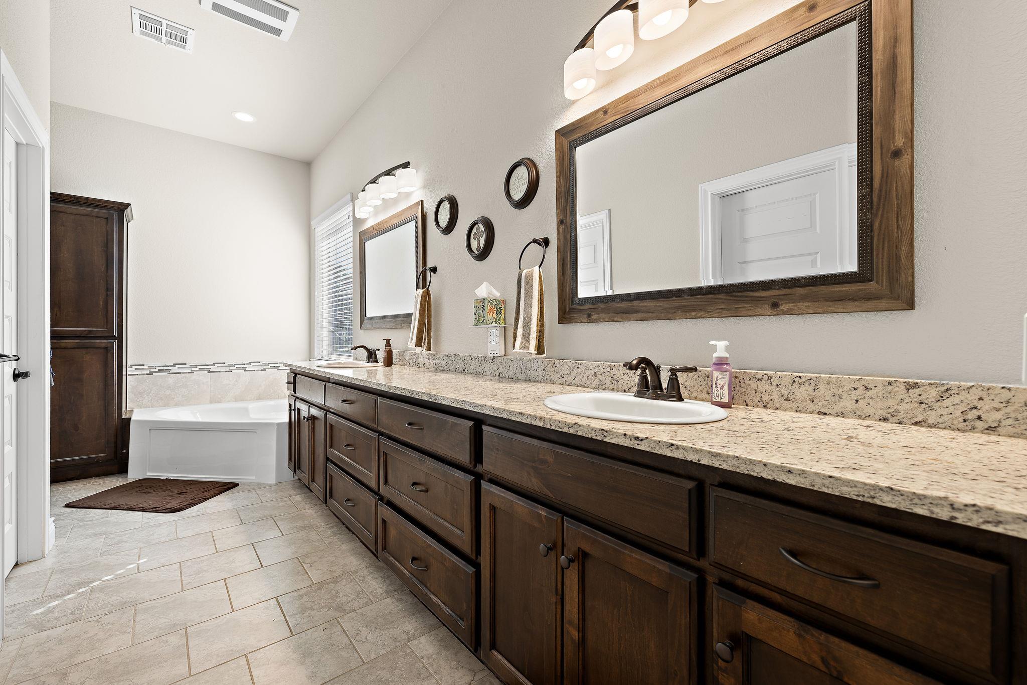 217 Oak Hill Dr, Liberty Hill, TX 78642