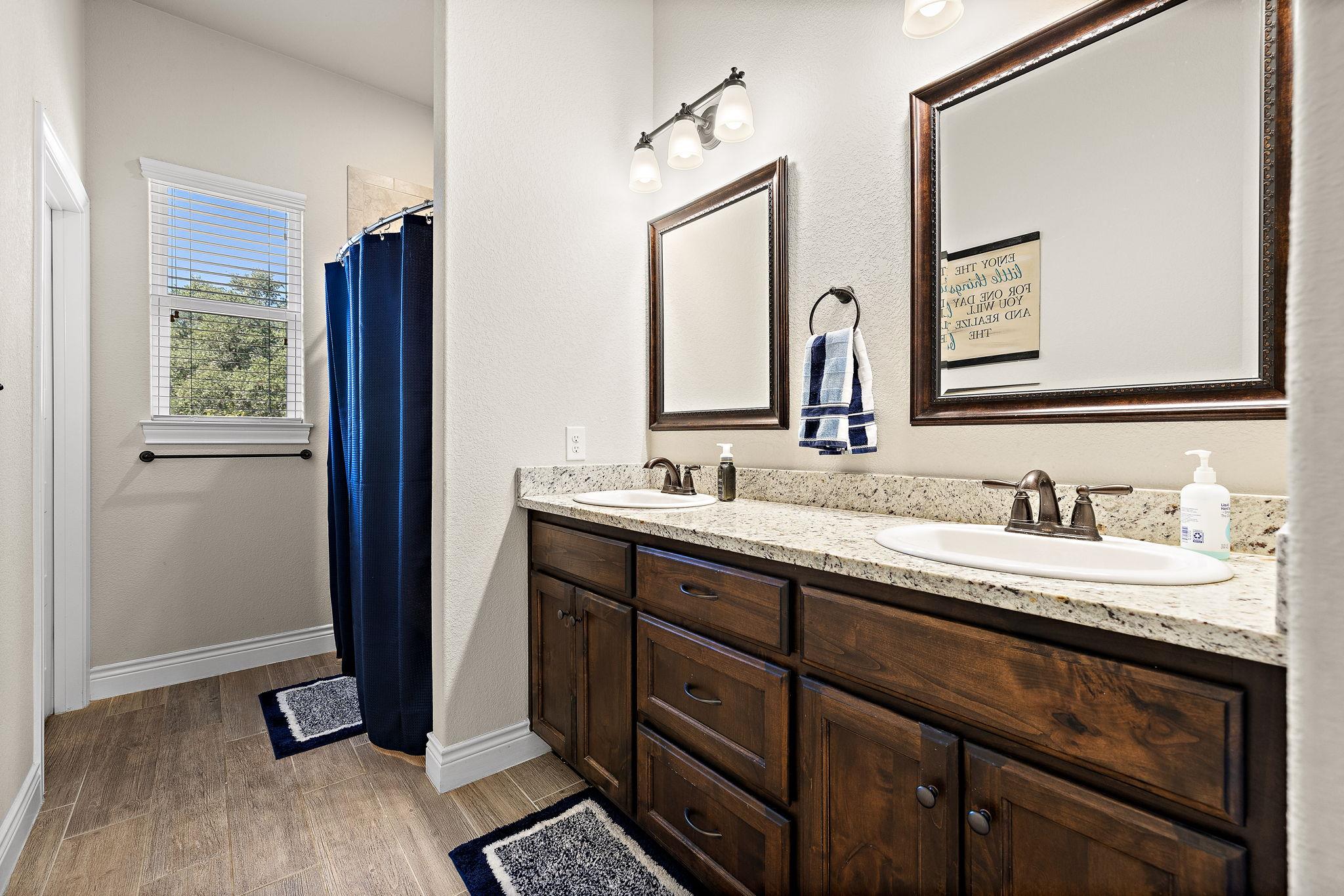 217 Oak Hill Dr, Liberty Hill, TX 78642