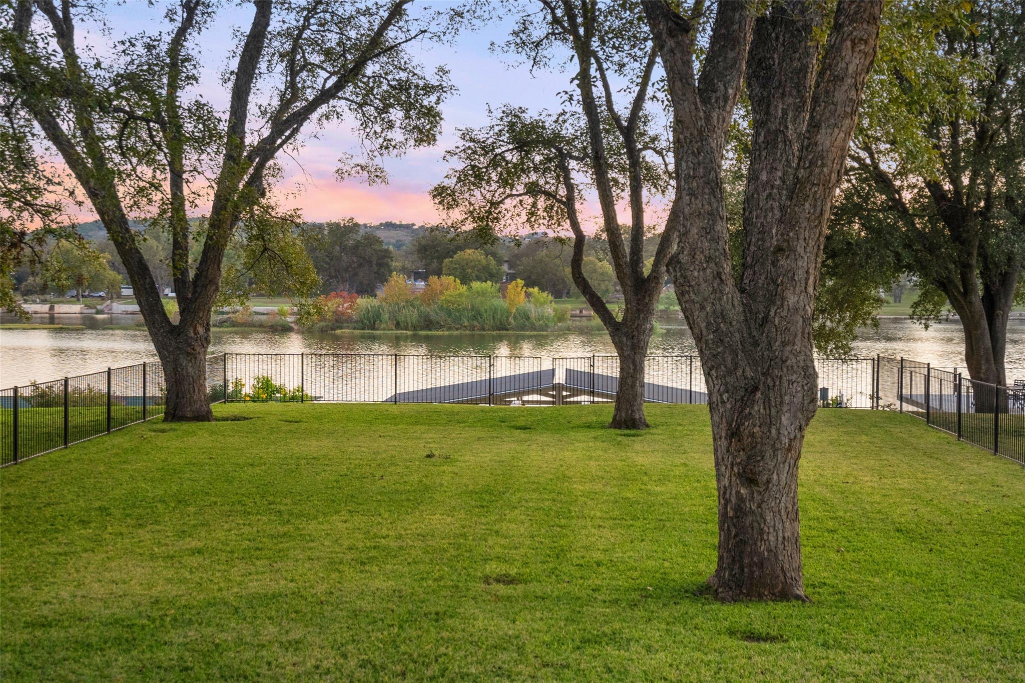 327 Meadowlakes Dr, Meadowlakes, TX 78654