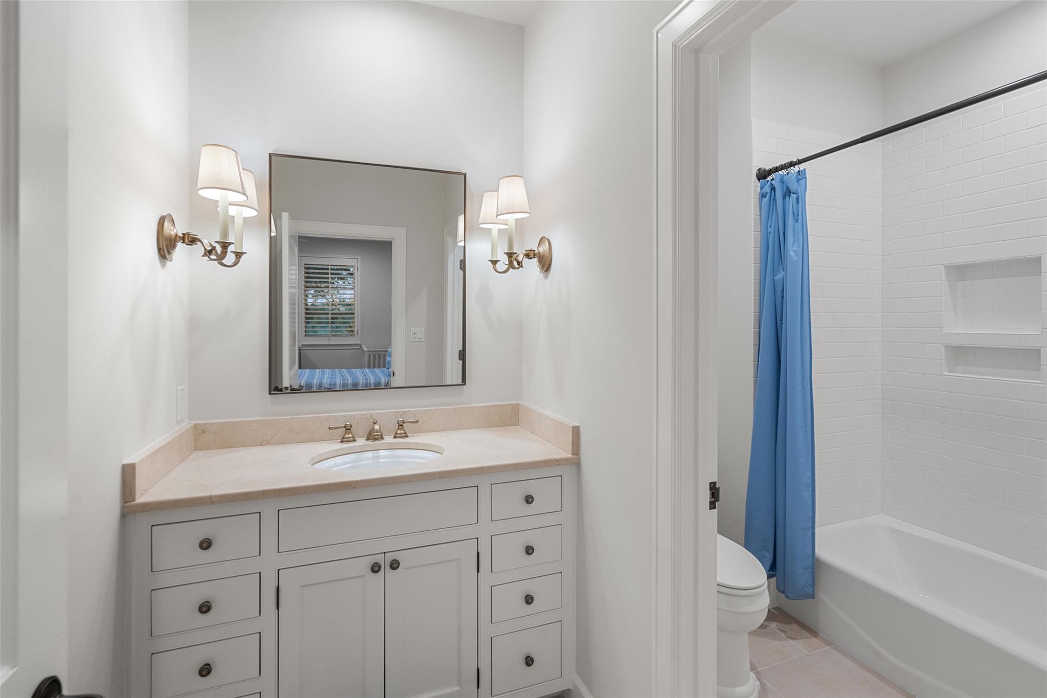 327 Meadowlakes Dr, Meadowlakes, TX 78654