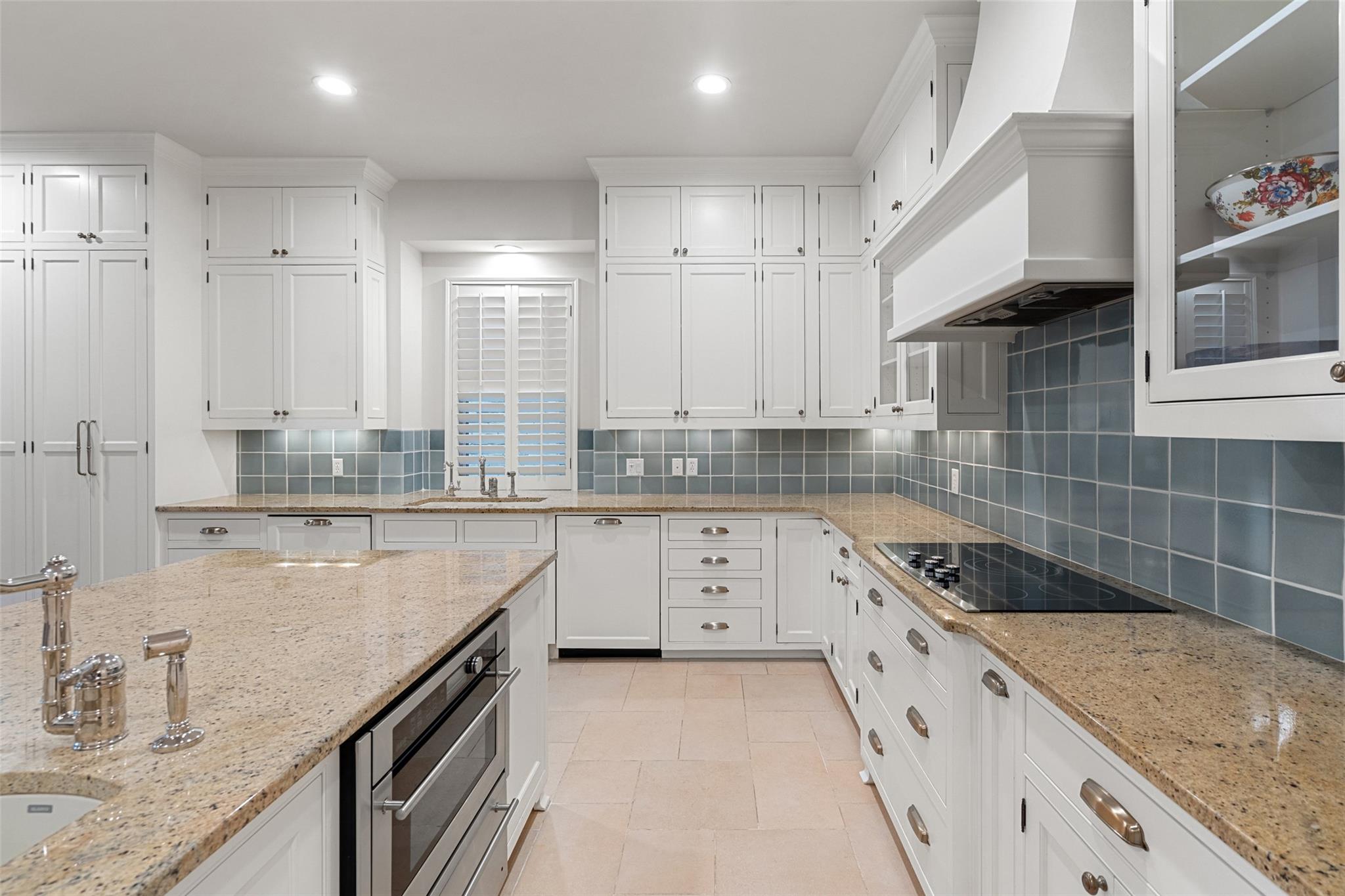 327 Meadowlakes Dr, Meadowlakes, TX 78654