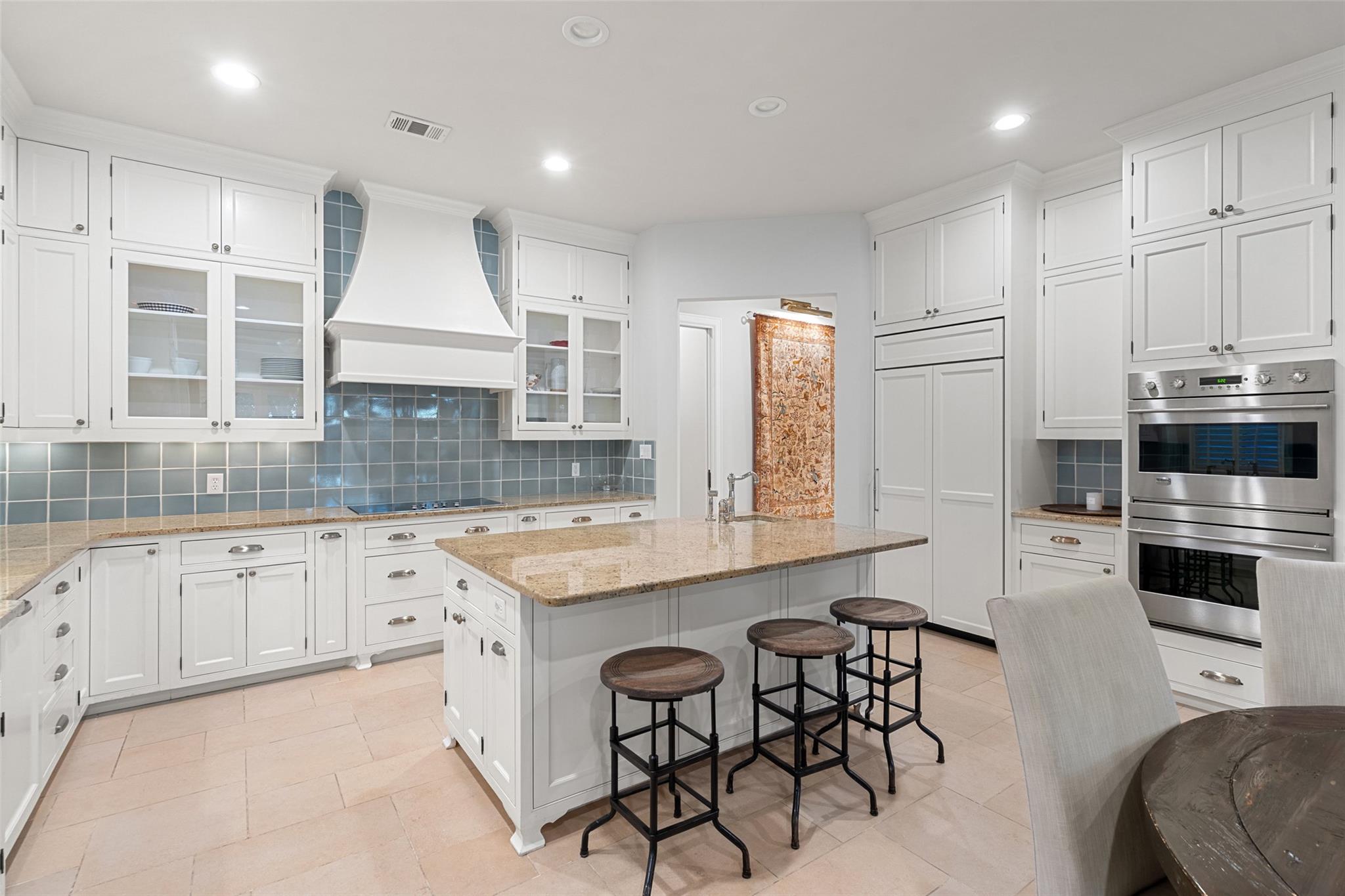 327 Meadowlakes Dr, Meadowlakes, TX 78654