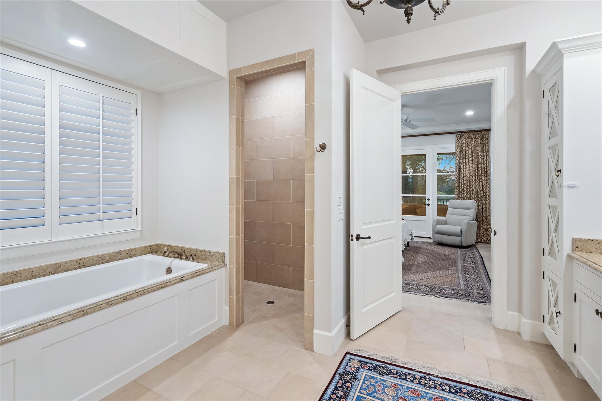 327 Meadowlakes Dr, Meadowlakes, TX 78654