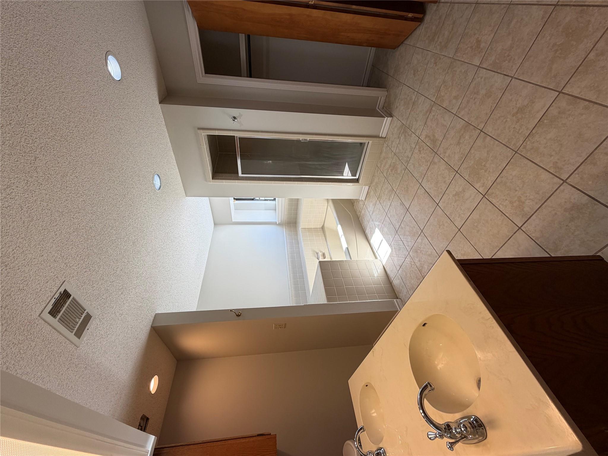 718 Brazos St, Rockdale, TX 76567