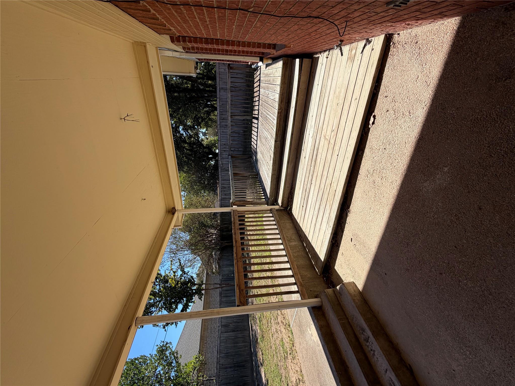 718 Brazos St, Rockdale, TX 76567