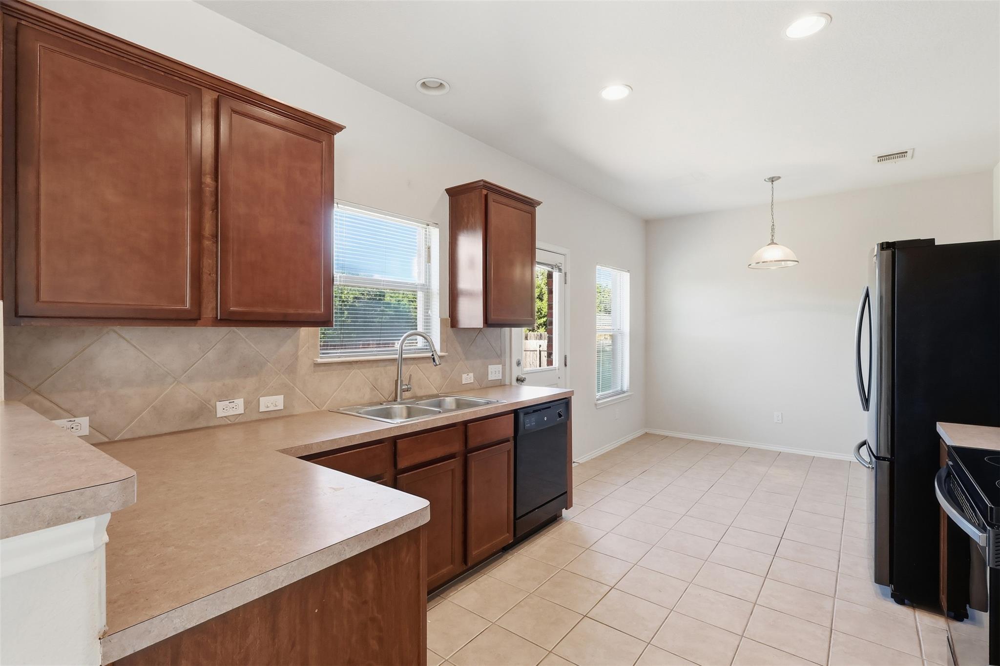 208 Falcon Ln, Leander, TX 78641