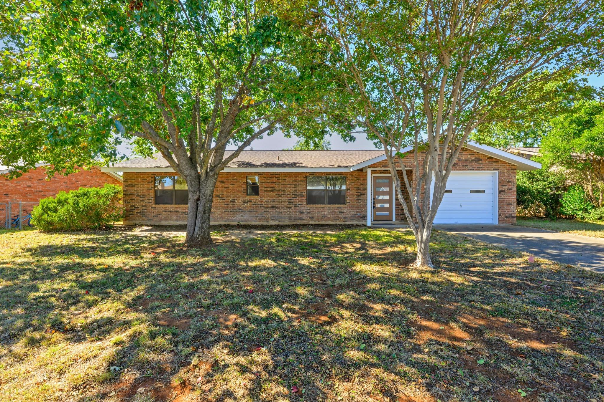 203 Broadmoor Dr, Fredericksburg, TX 78624