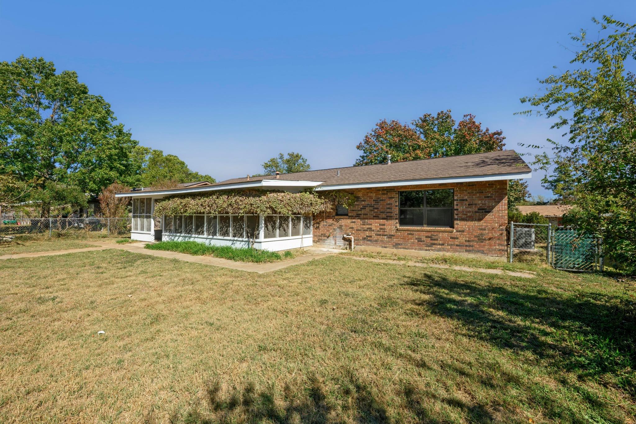 203 Broadmoor Dr, Fredericksburg, TX 78624