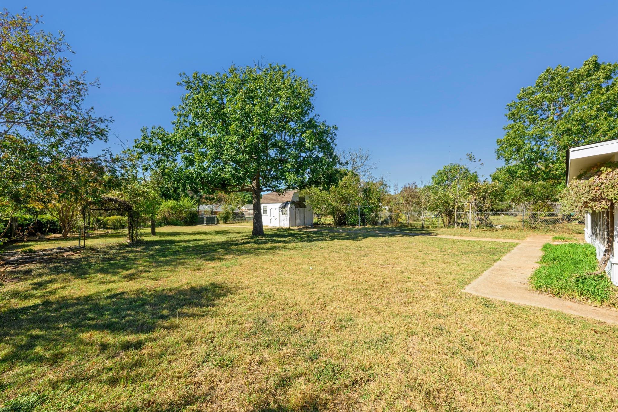 203 Broadmoor Dr, Fredericksburg, TX 78624