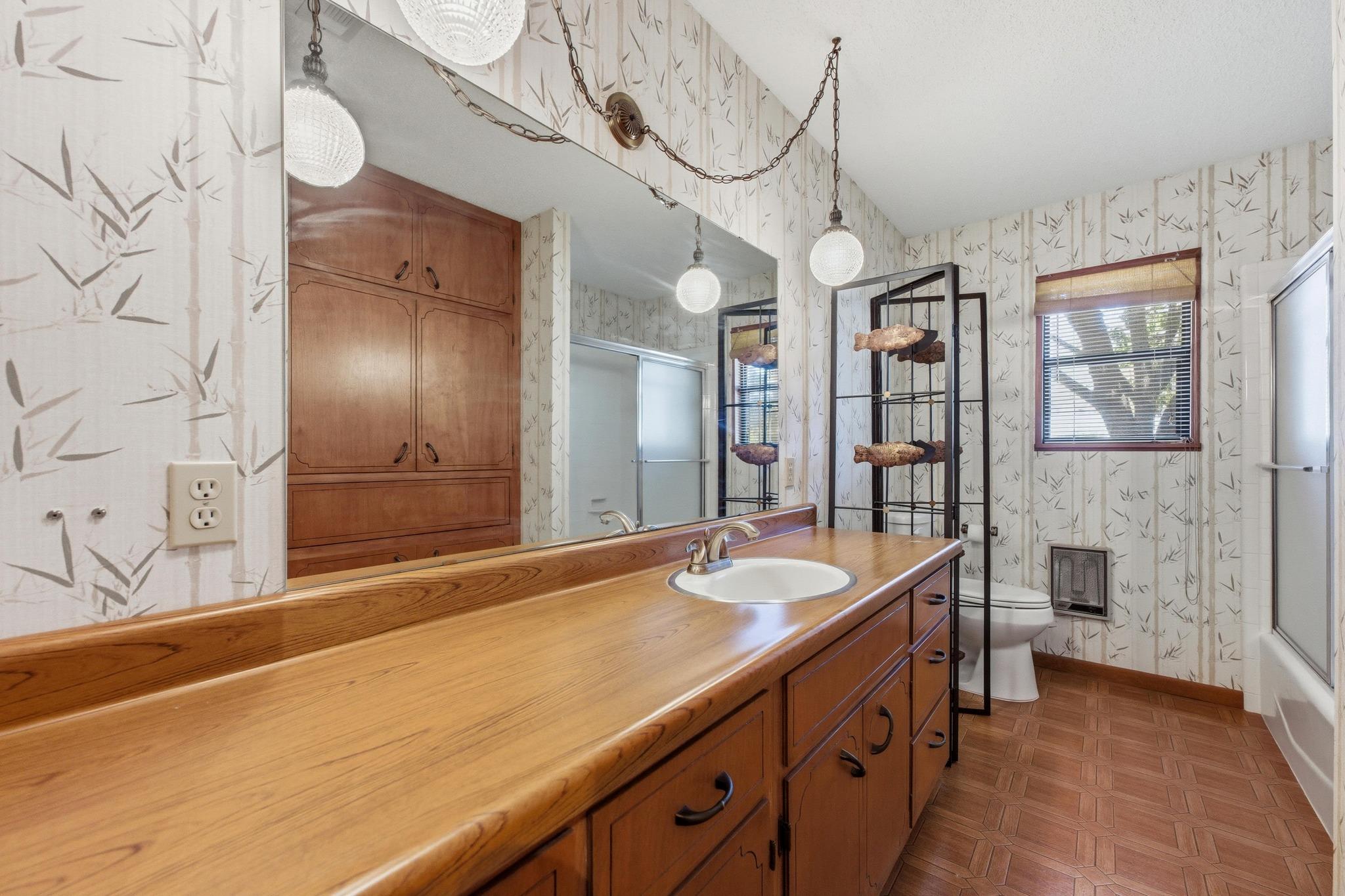 203 Broadmoor Dr, Fredericksburg, TX 78624