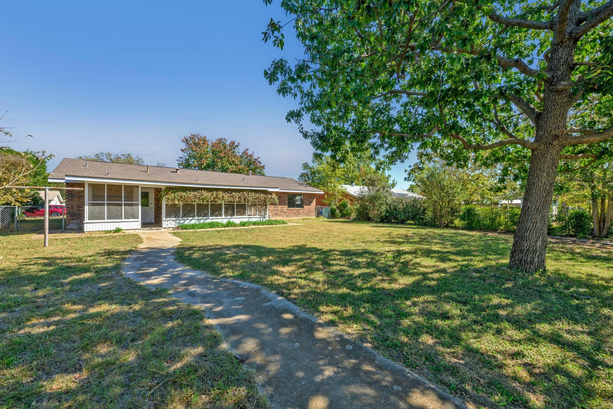 203 Broadmoor Dr, Fredericksburg, TX 78624