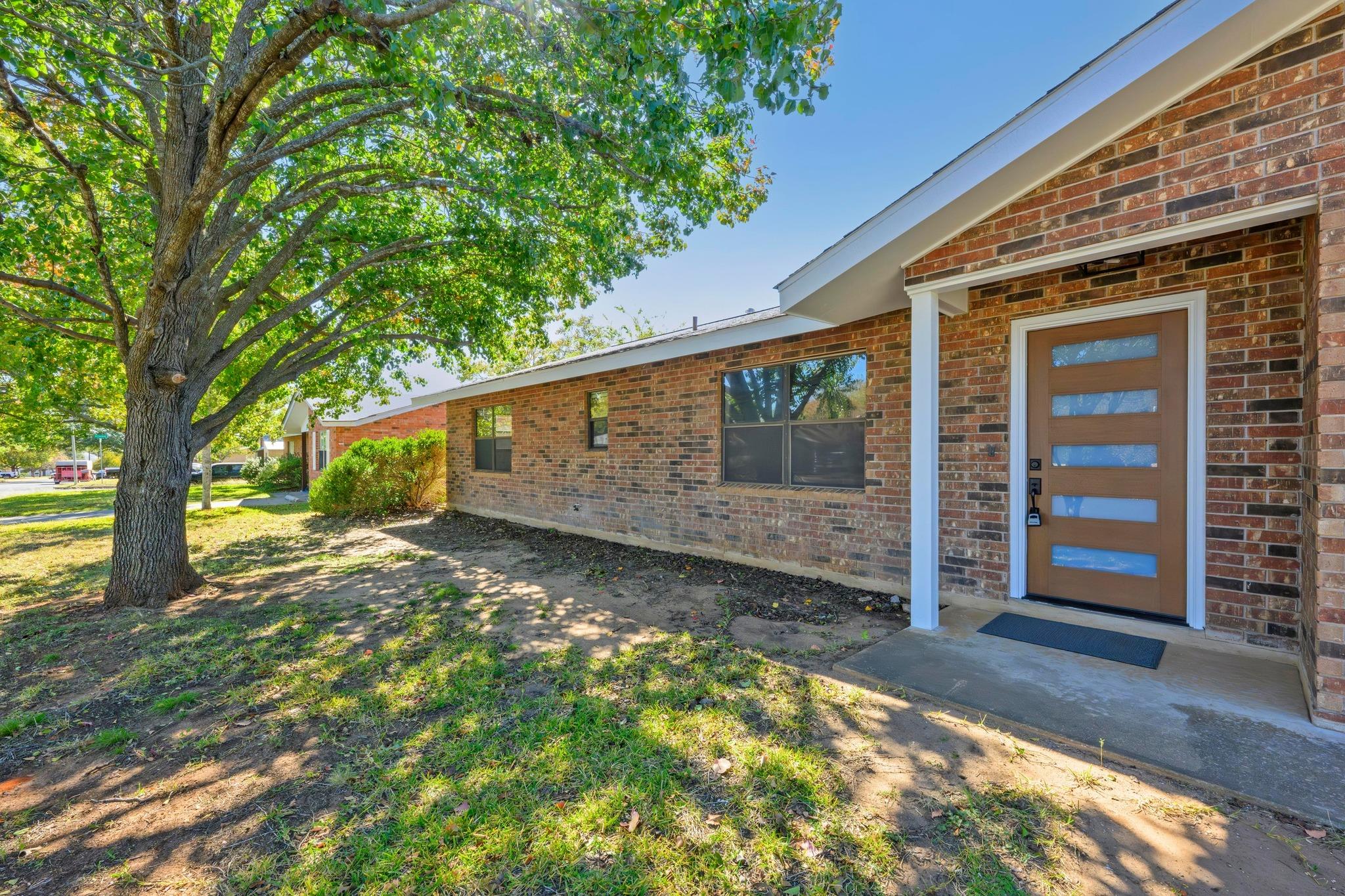 203 Broadmoor Dr, Fredericksburg, TX 78624