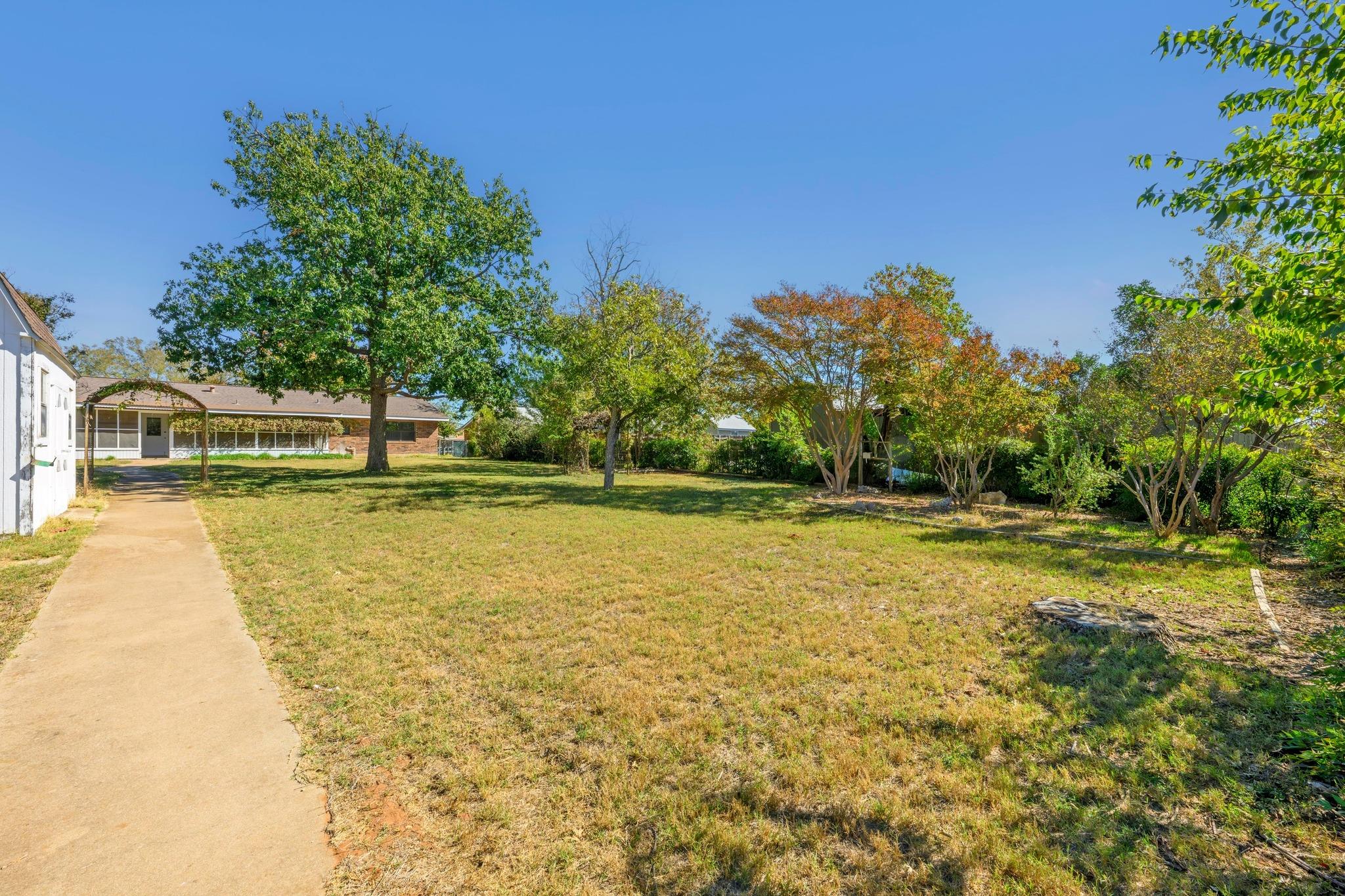 203 Broadmoor Dr, Fredericksburg, TX 78624
