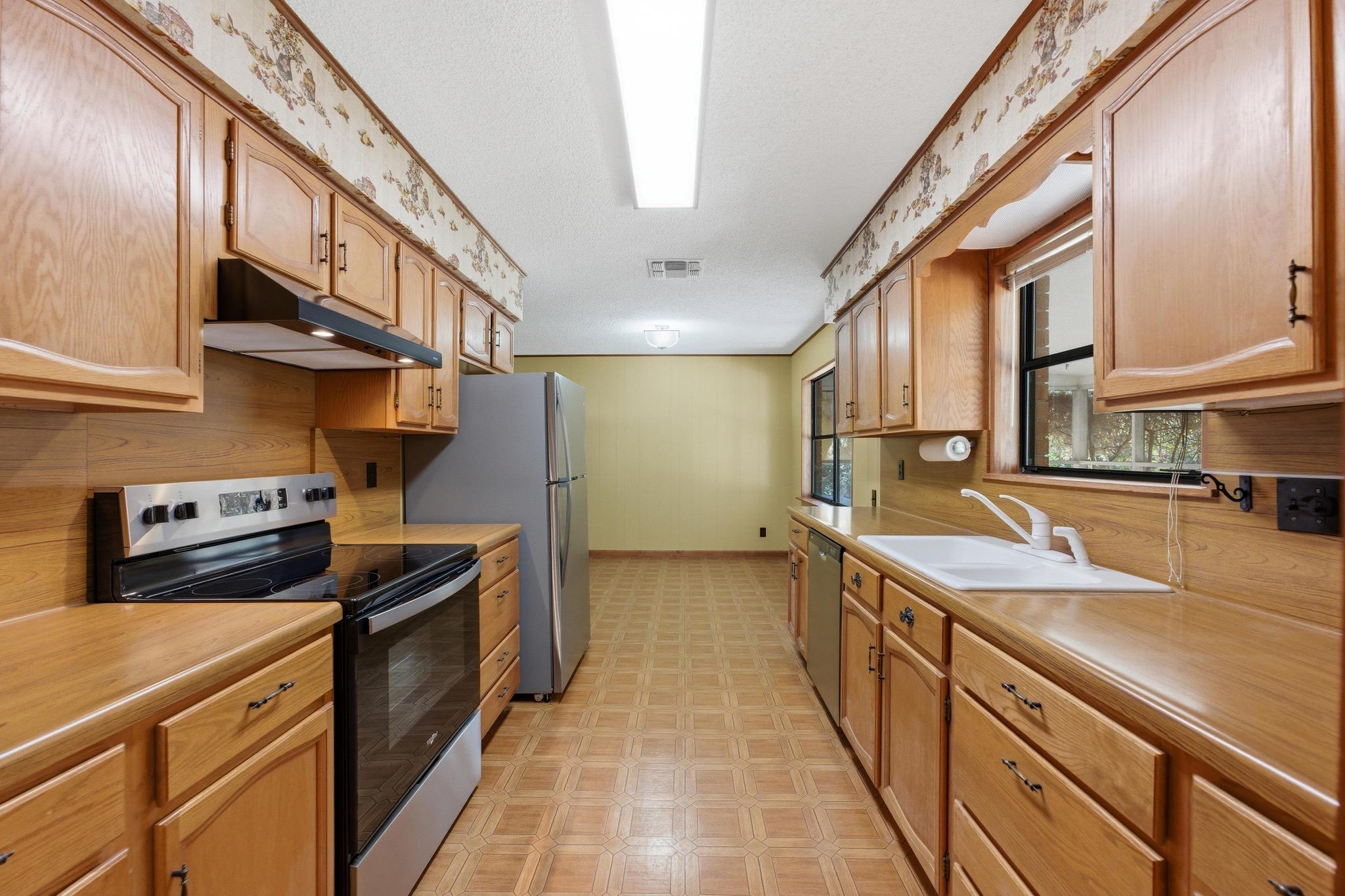 203 Broadmoor Dr, Fredericksburg, TX 78624