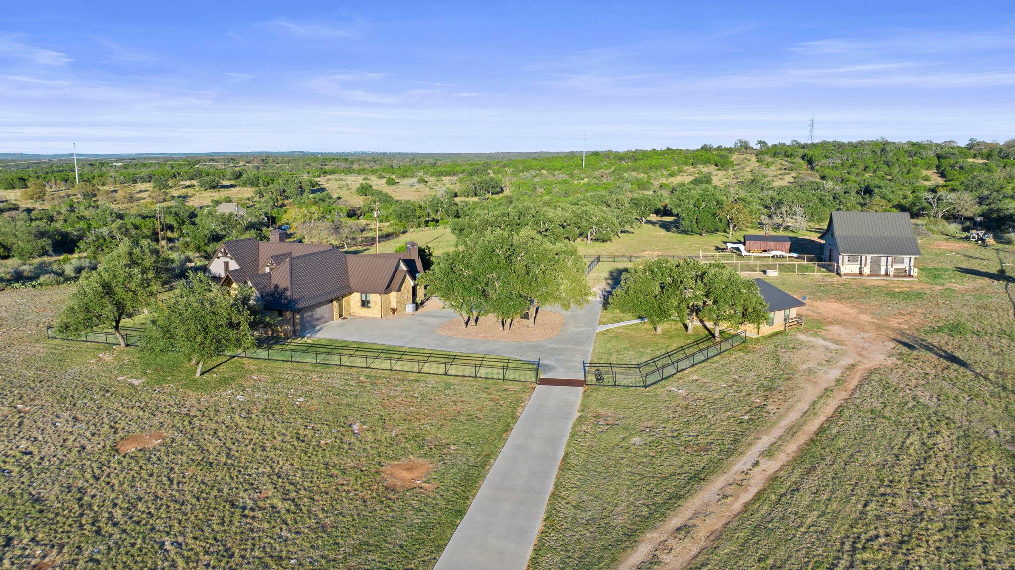 901 Crown Ln, Burnet, TX 78611
