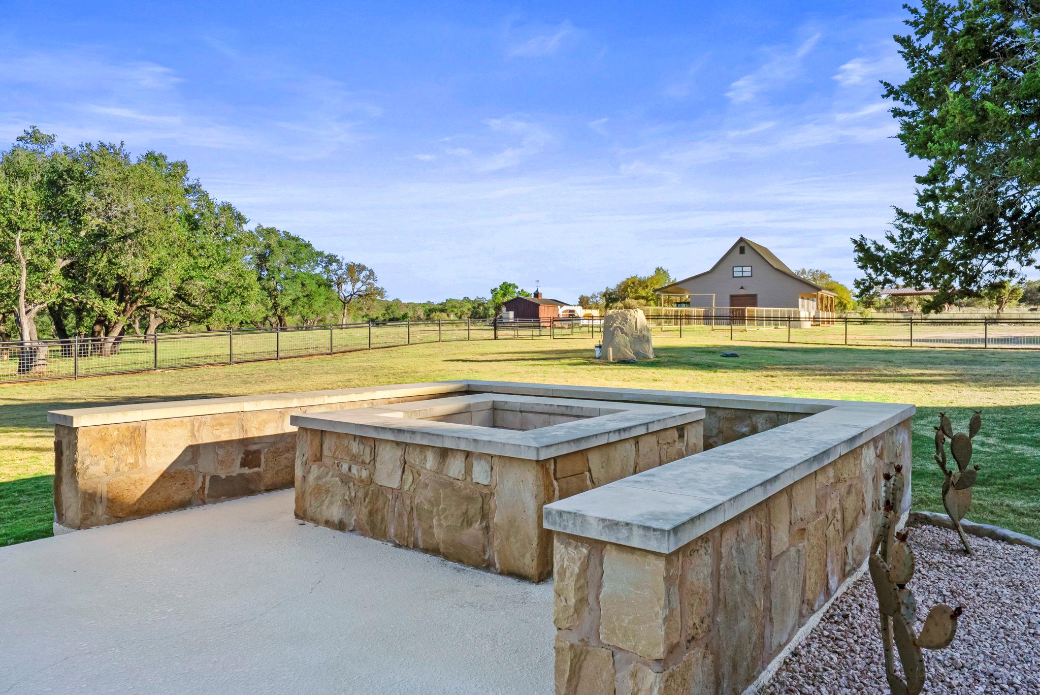 901 Crown Ln, Burnet, TX 78611