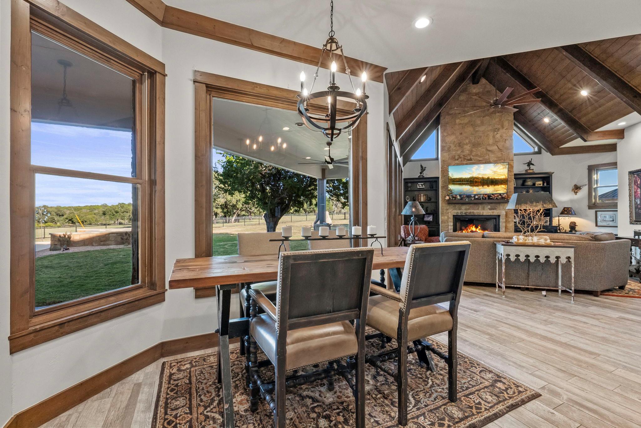 901 Crown Ln, Burnet, TX 78611