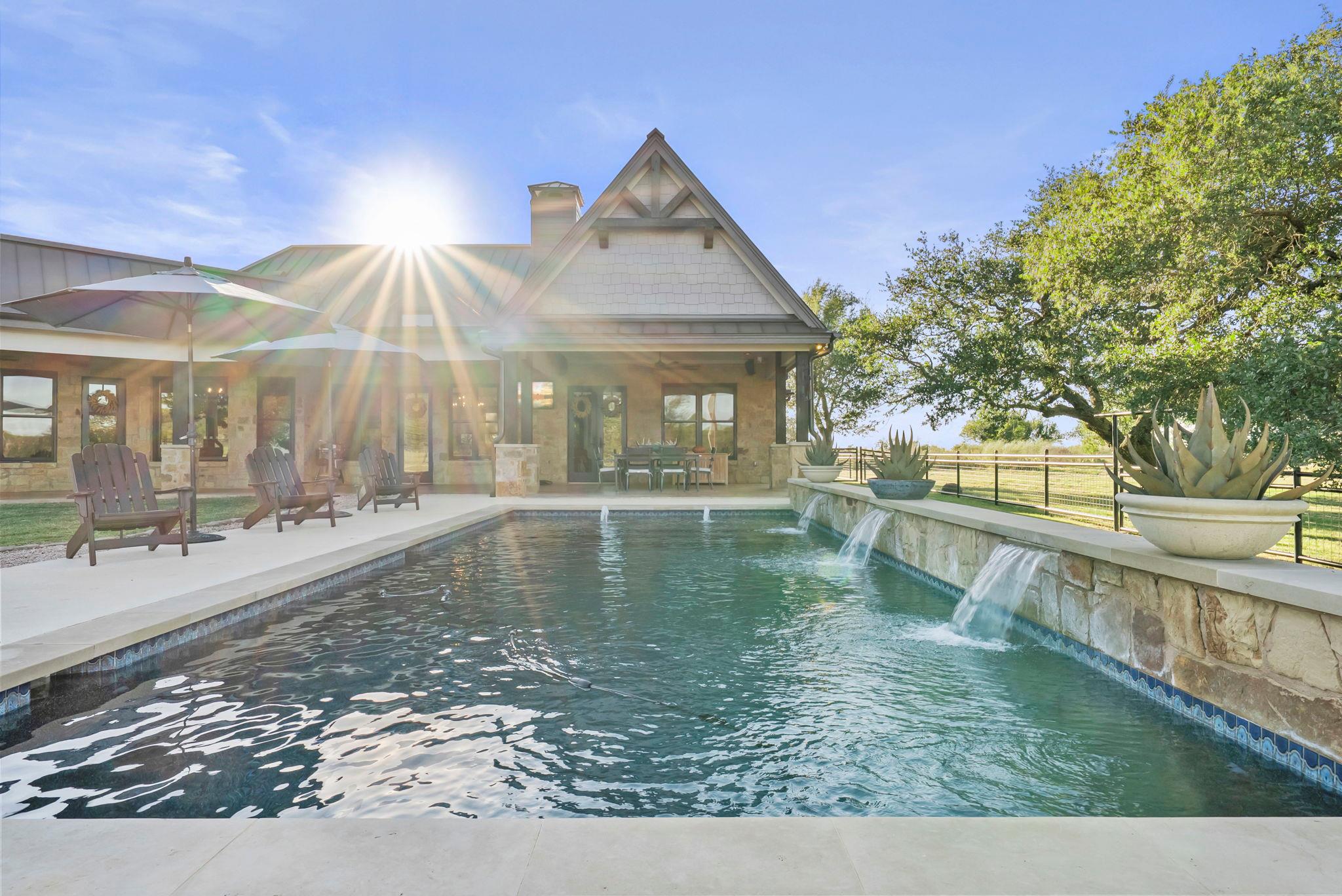 901 Crown Ln, Burnet, TX 78611