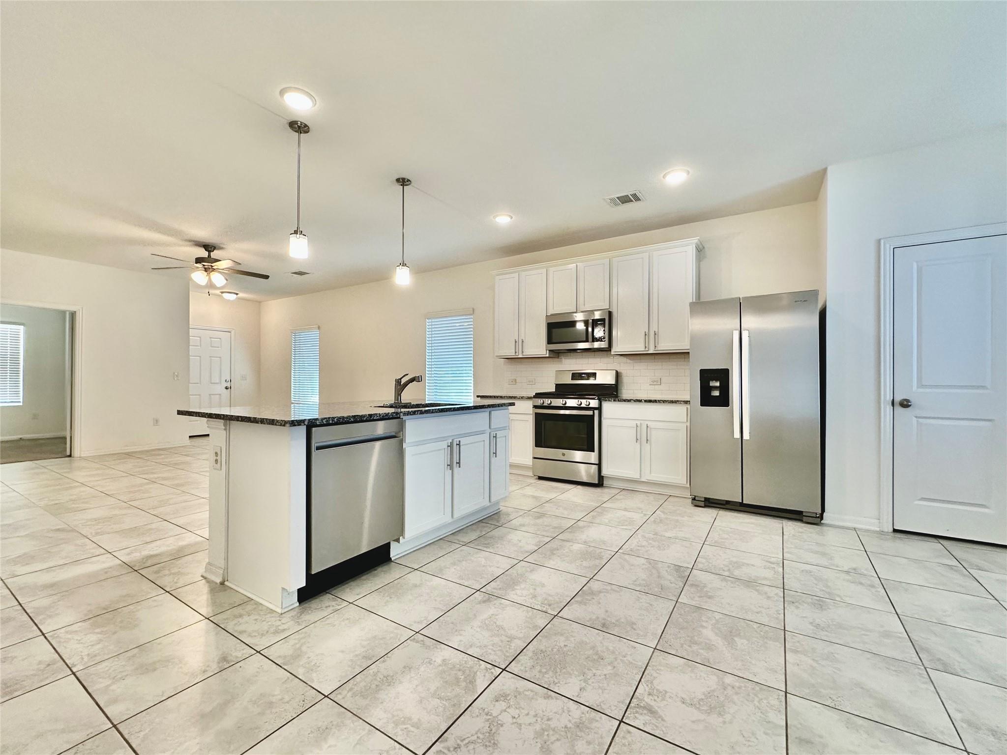 105 Eagle Lake Dr, Hutto, TX 78634