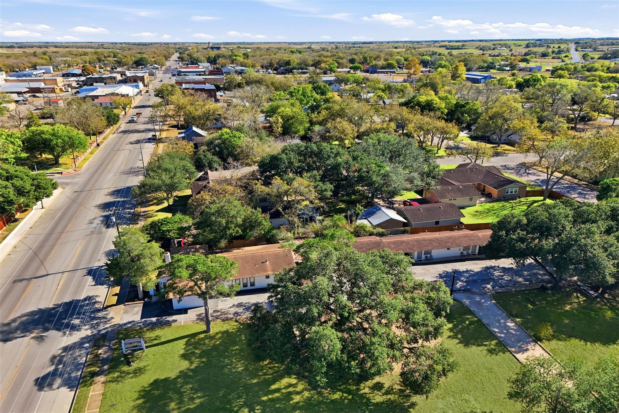 1016 N Avenue E Ave, Shiner, TX 77984