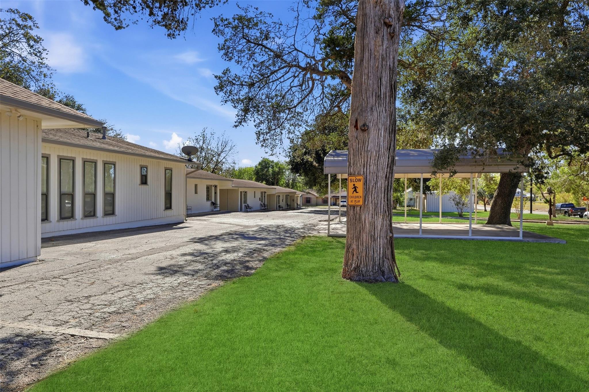 1016 N Avenue E Ave, Shiner, TX 77984