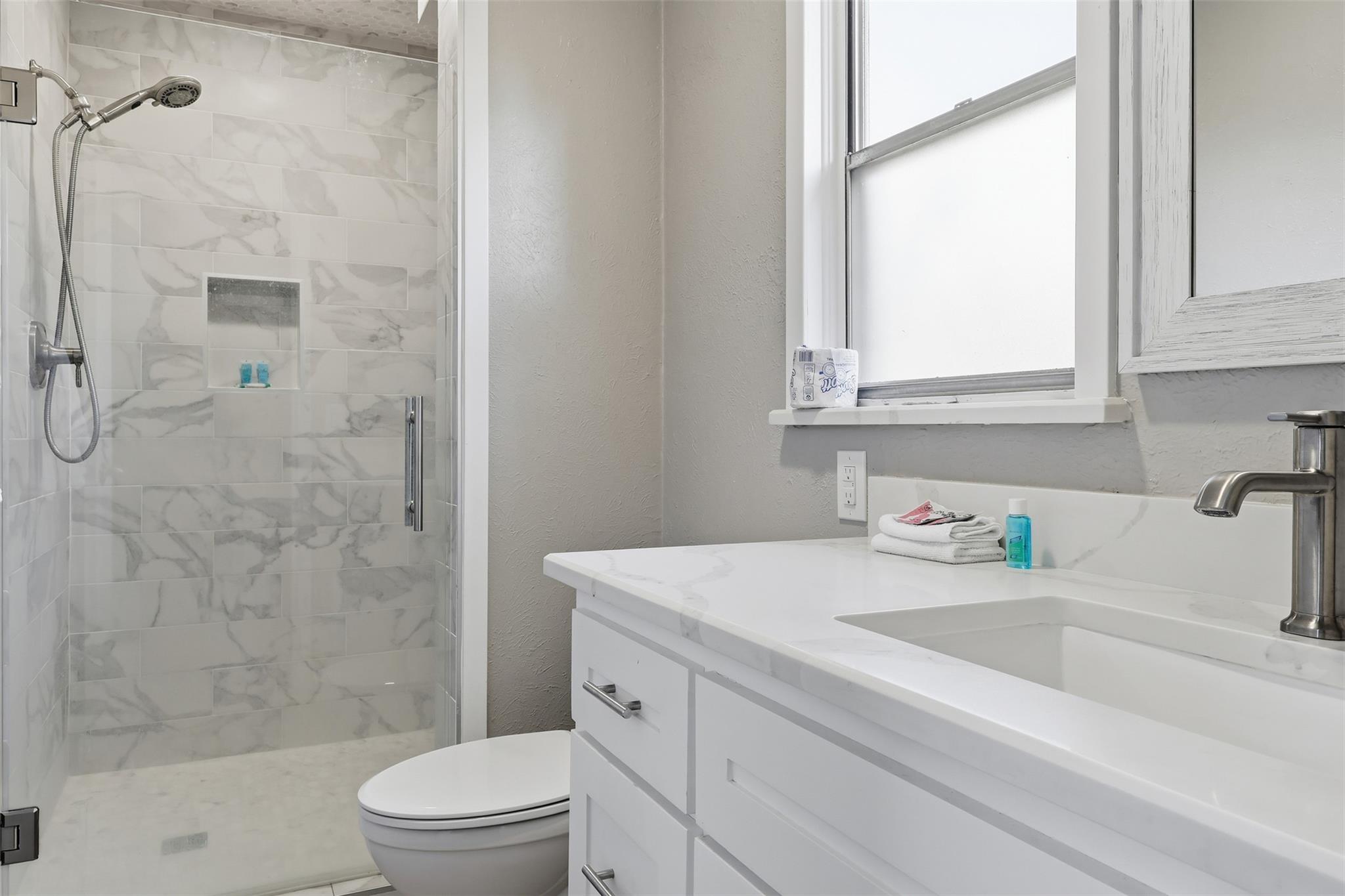 1016 N Avenue E Ave, Shiner, TX 77984