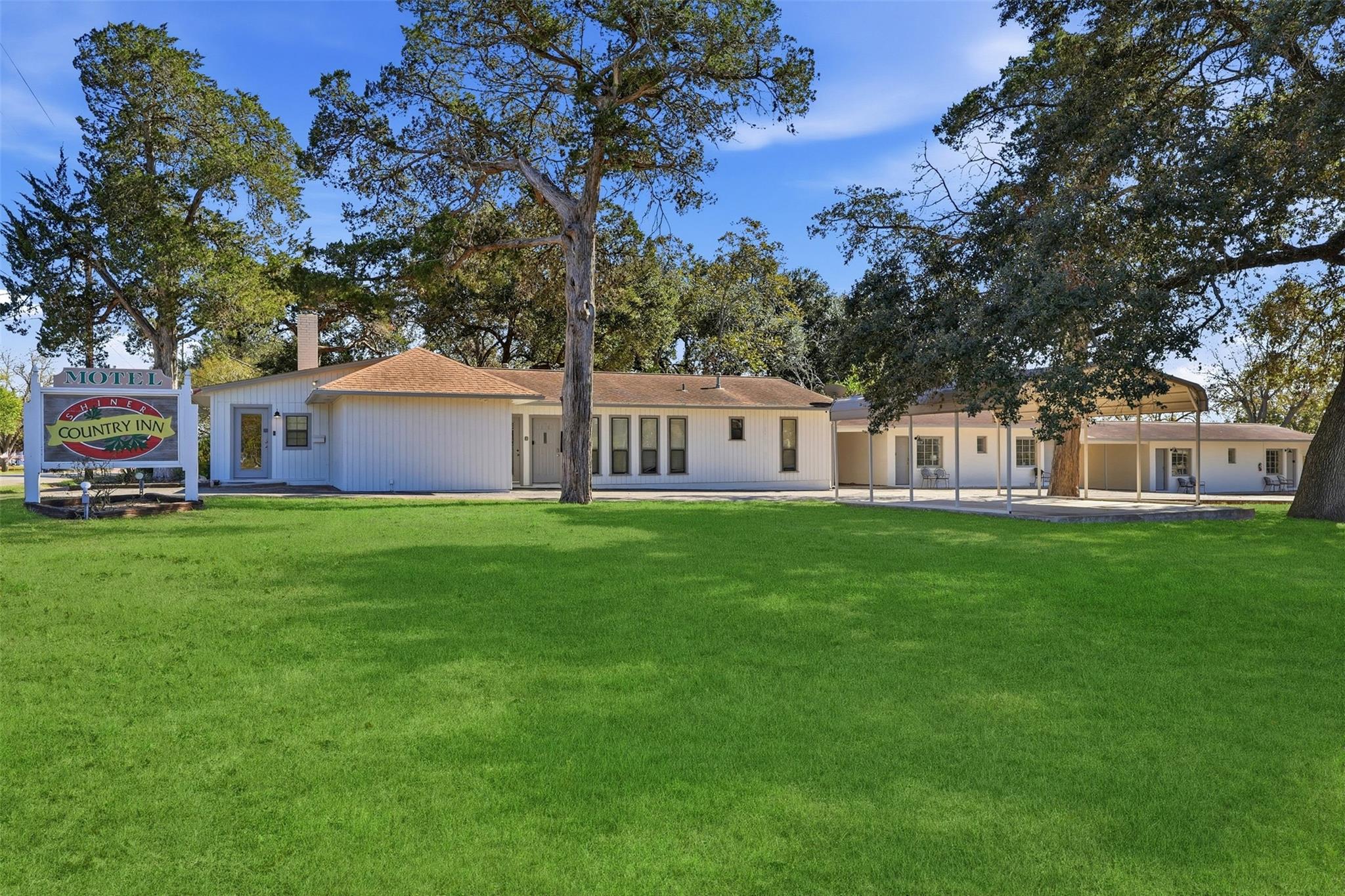 1016 N Avenue E Ave, Shiner, TX 77984