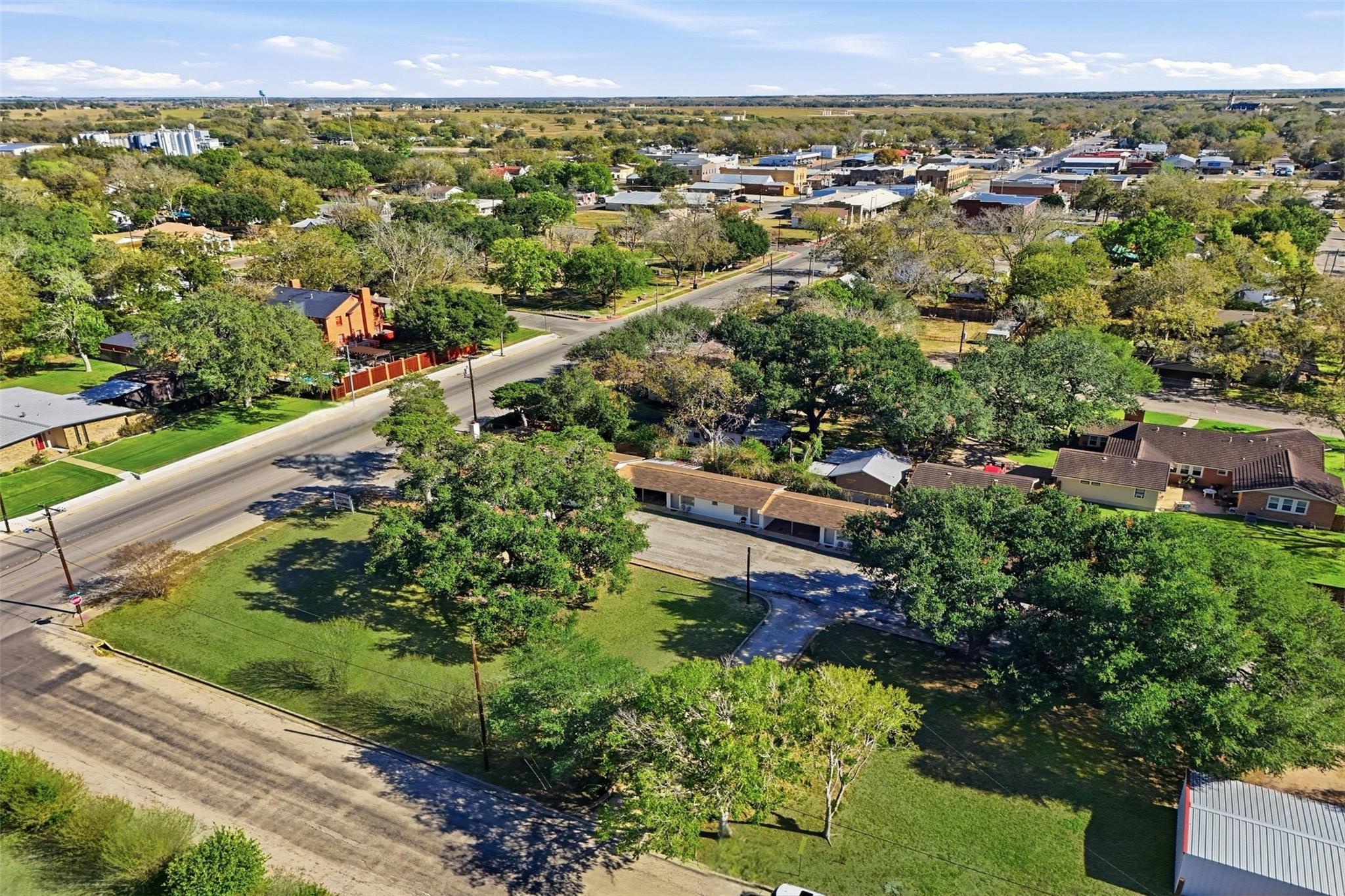 1016 N Avenue E Ave, Shiner, TX 77984