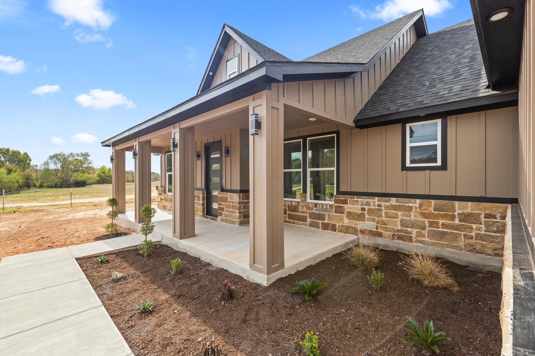 647 Old Highway 20, McDade, TX 78650