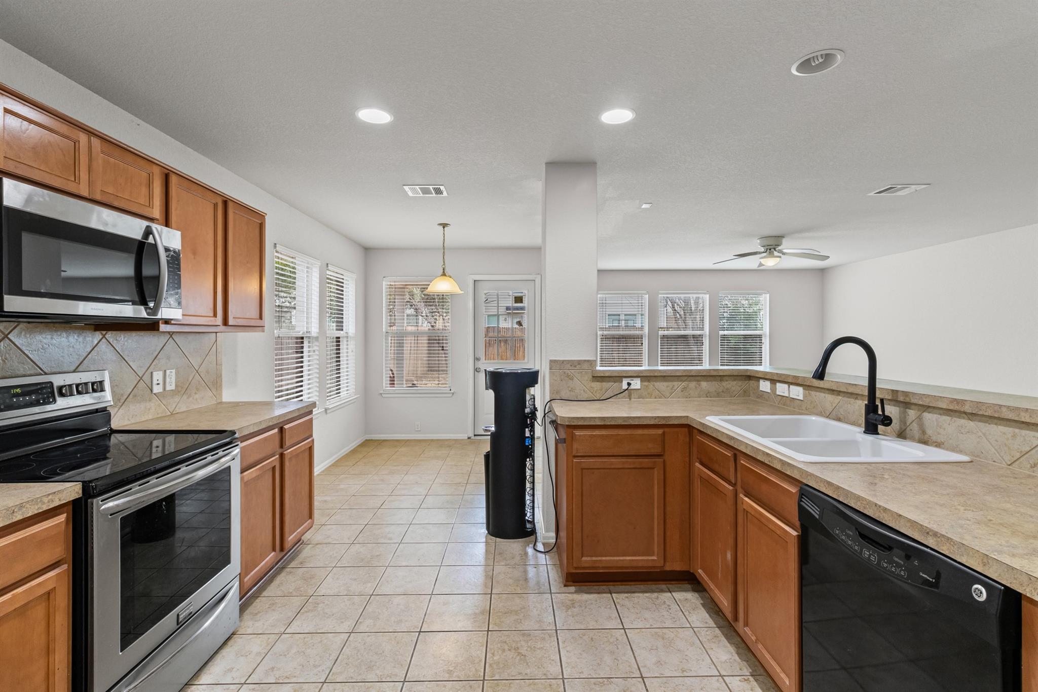 760 Kingfisher Ln, Leander, TX 78641