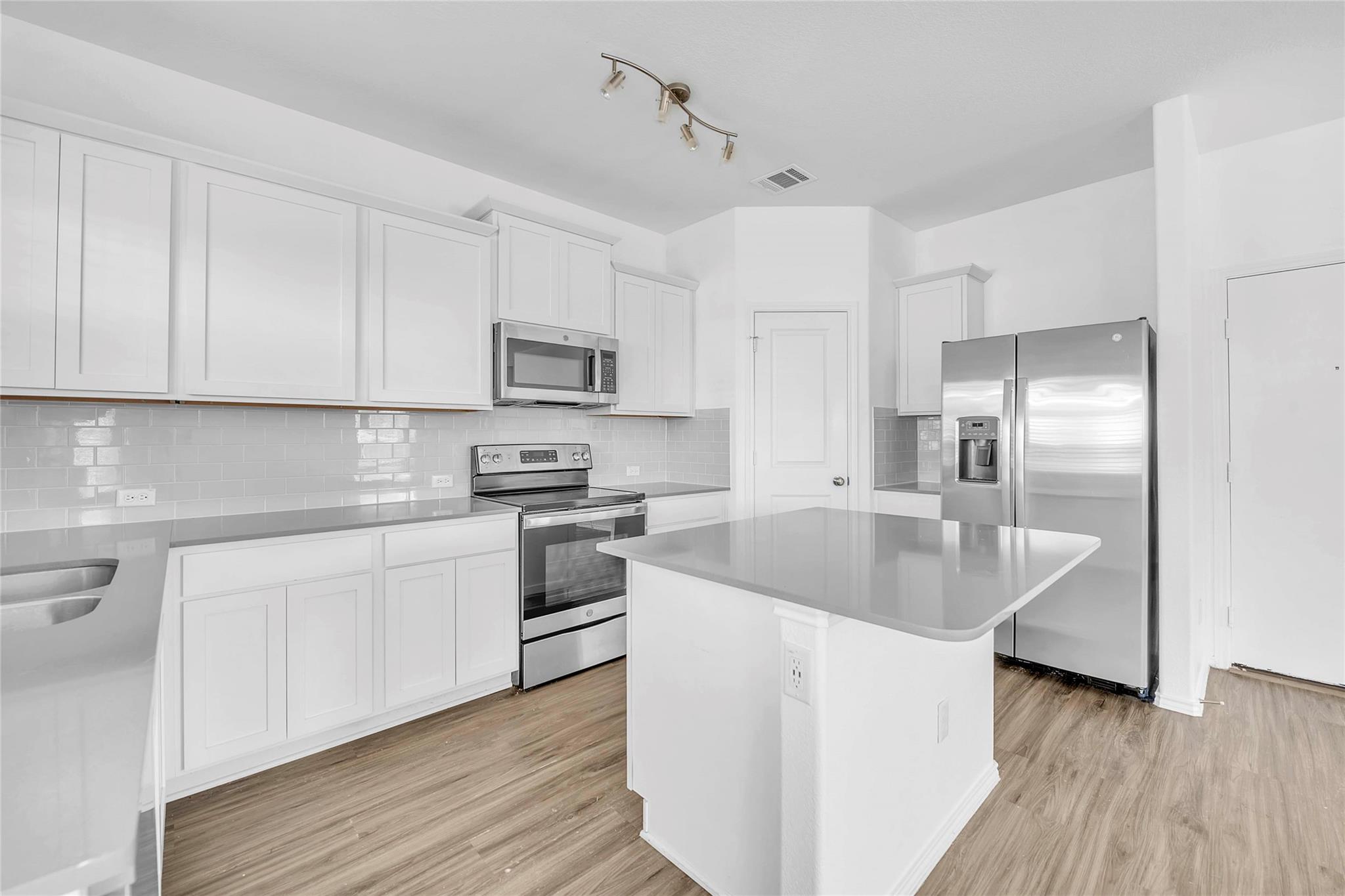 132 Bronco Billy Dr, Jarrell, TX 76537