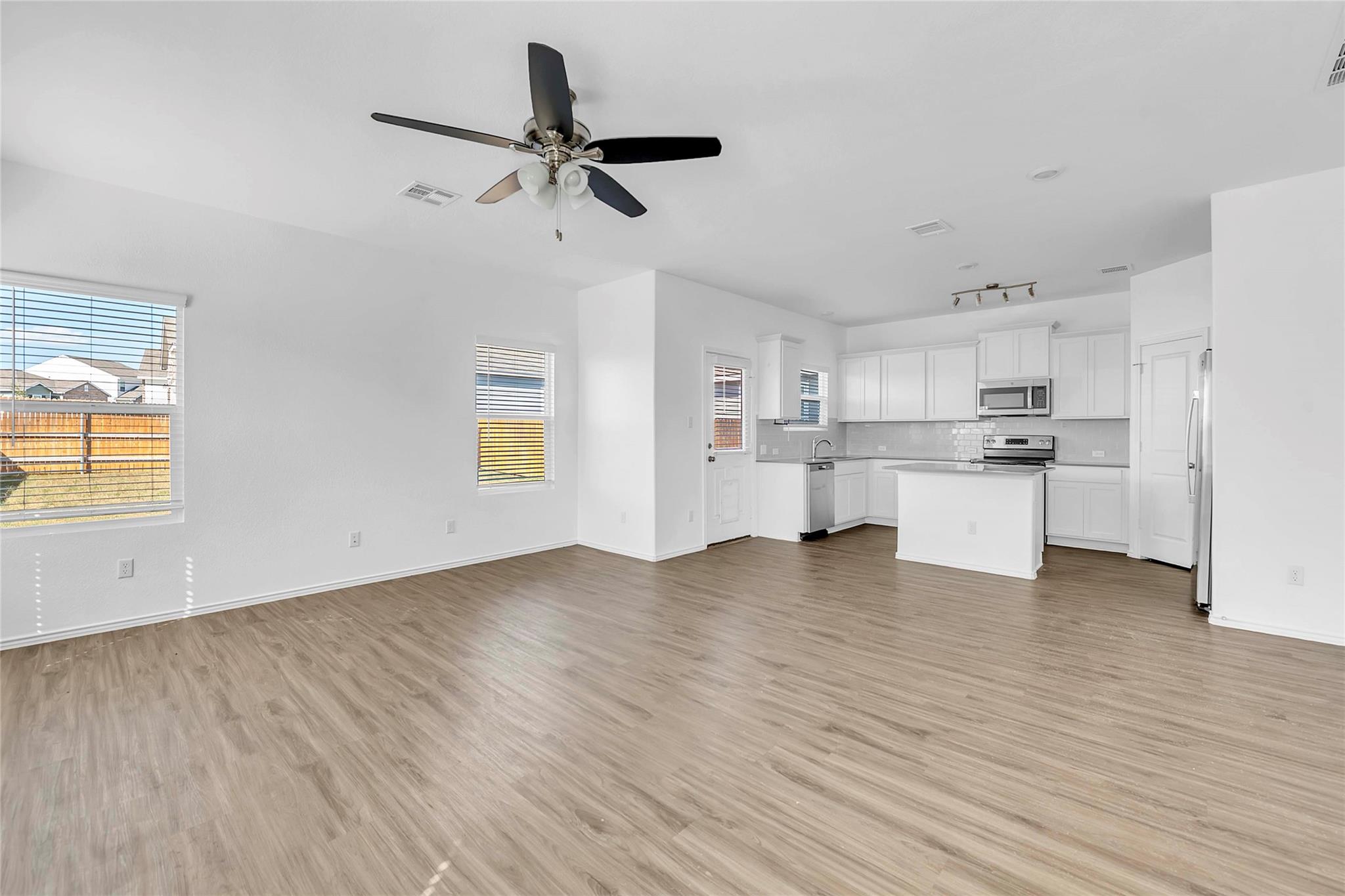 132 Bronco Billy Dr, Jarrell, TX 76537