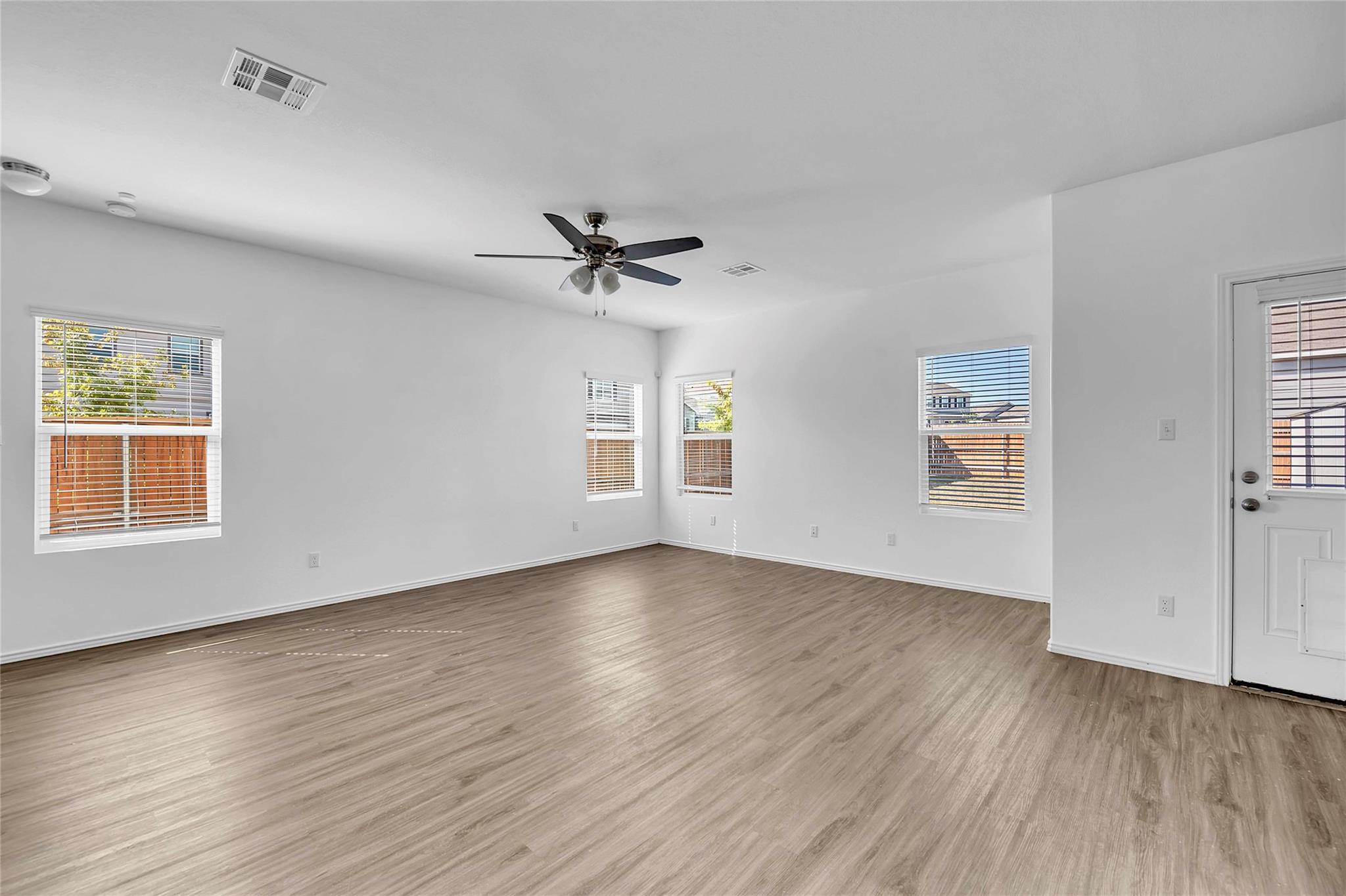 132 Bronco Billy Dr, Jarrell, TX 76537