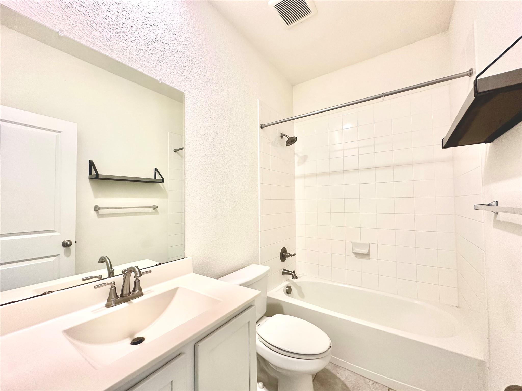 105 Eagle Lake Dr, Hutto, TX 78634