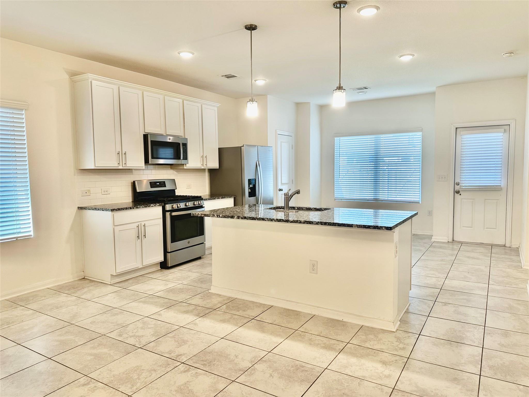 105 Eagle Lake Dr, Hutto, TX 78634