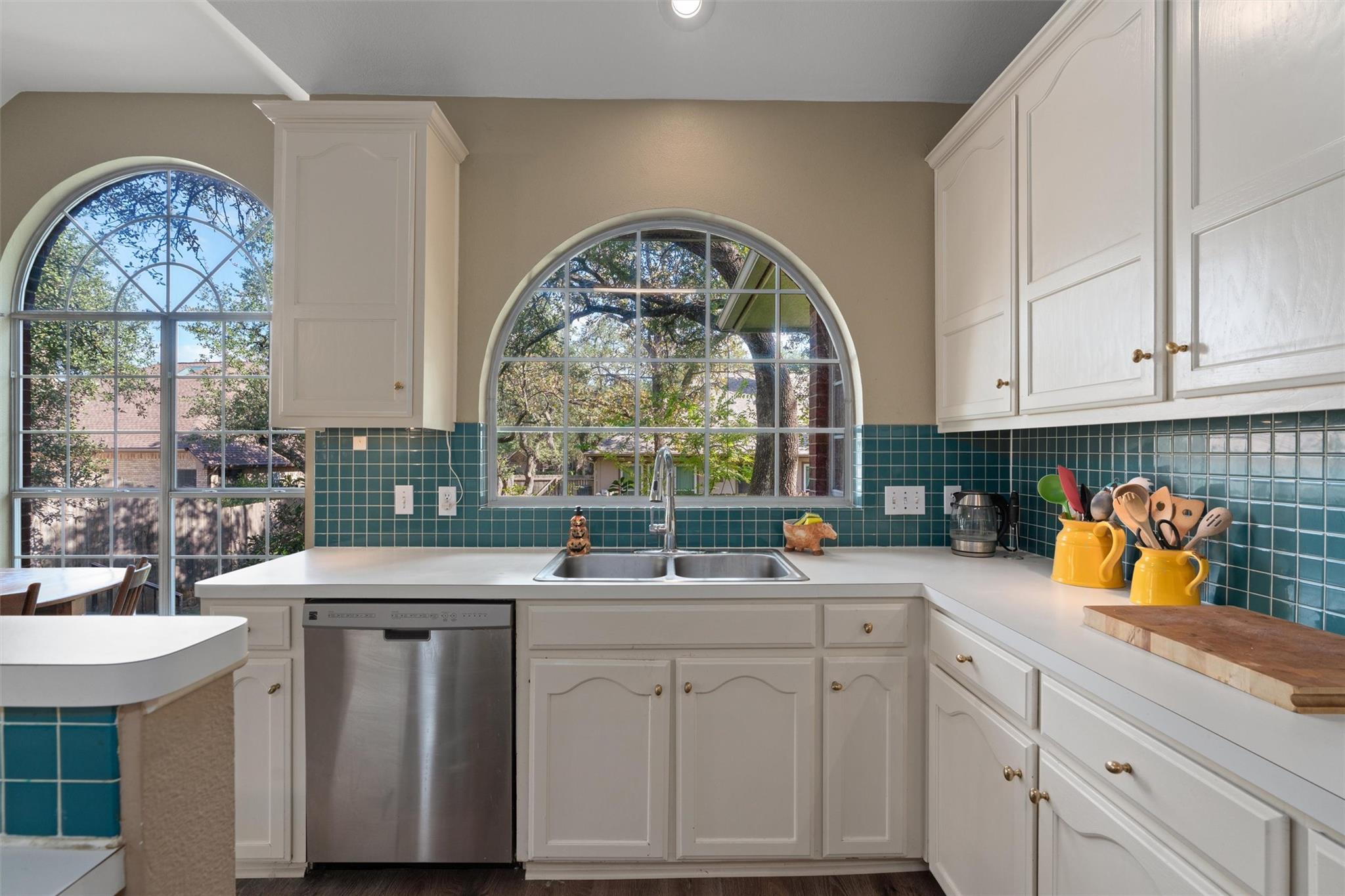 527 Oak Park Dr, Round Rock, TX 78681