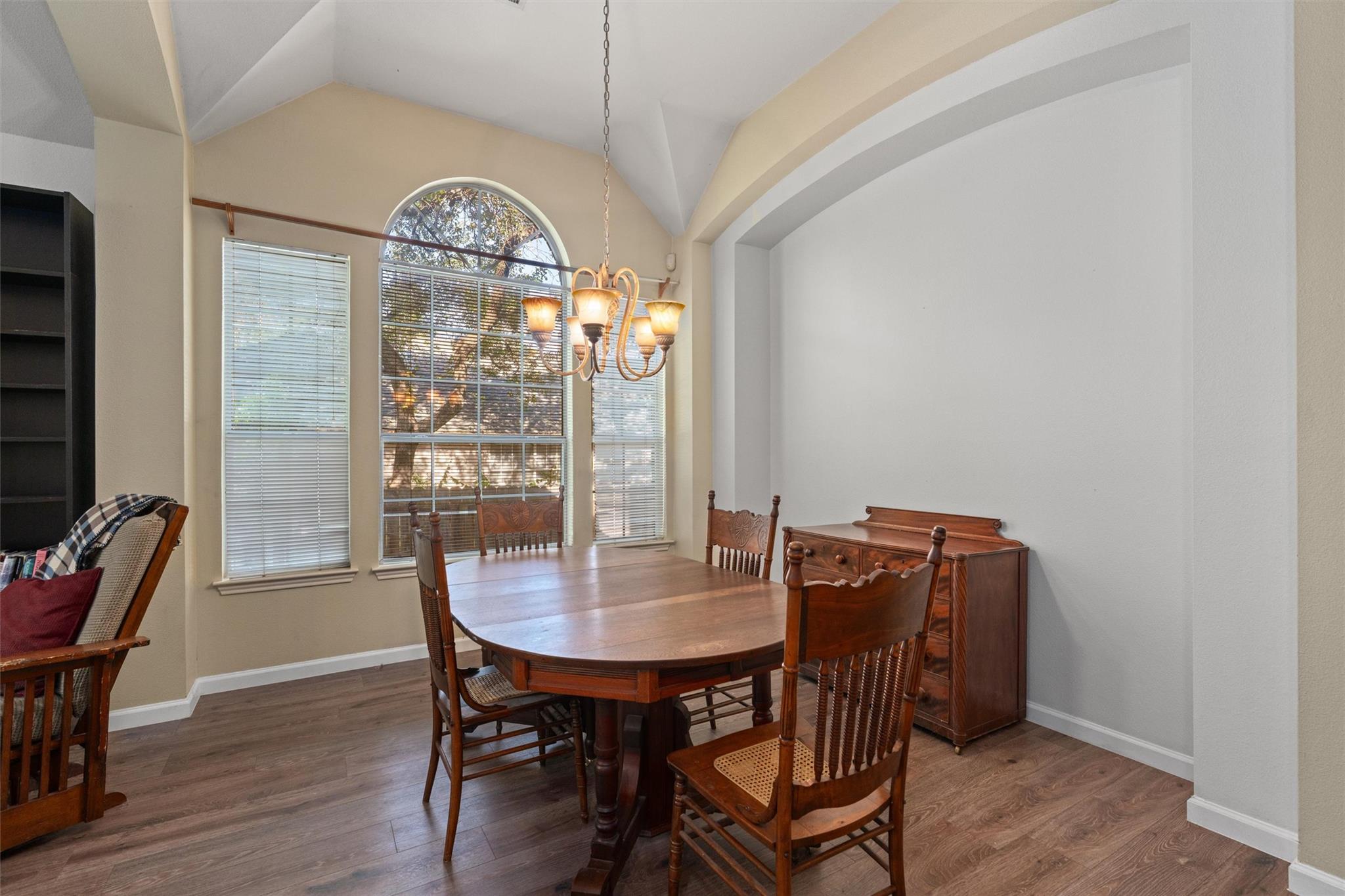 527 Oak Park Dr, Round Rock, TX 78681