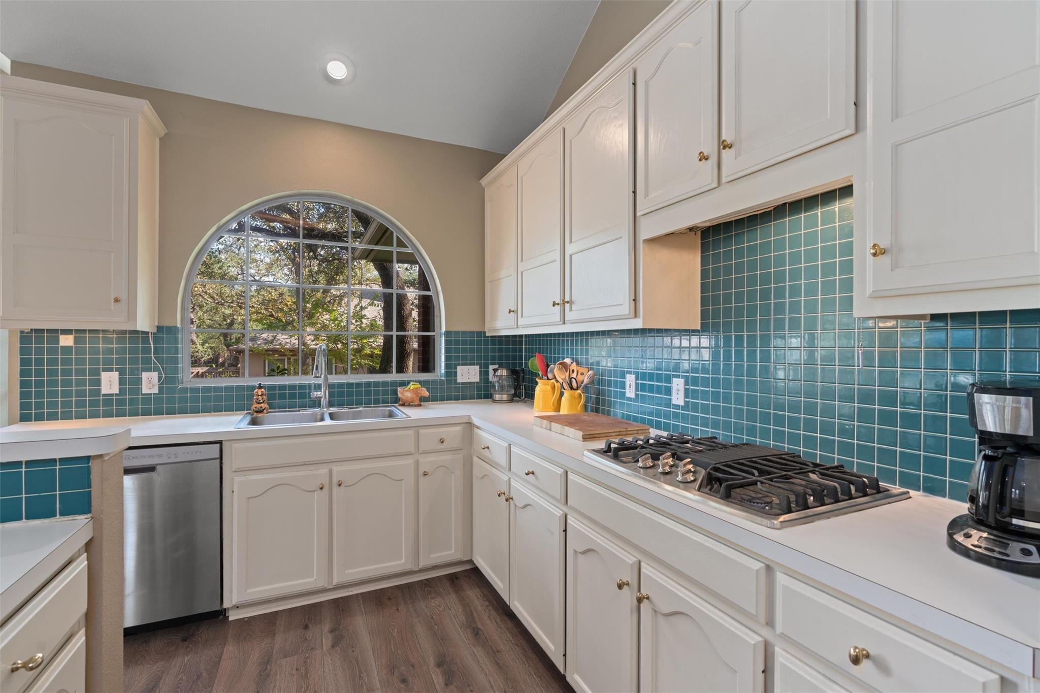 527 Oak Park Dr, Round Rock, TX 78681