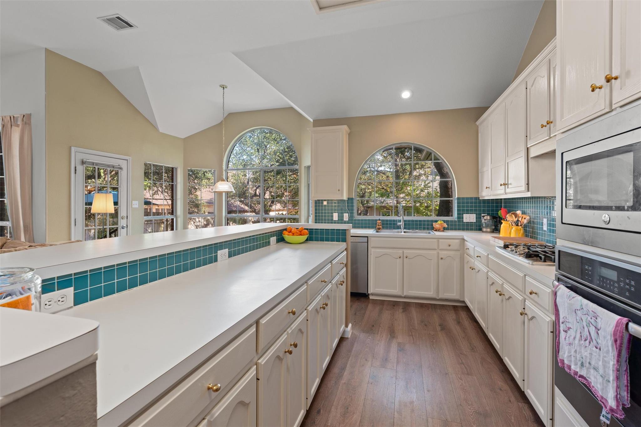 527 Oak Park Dr, Round Rock, TX 78681