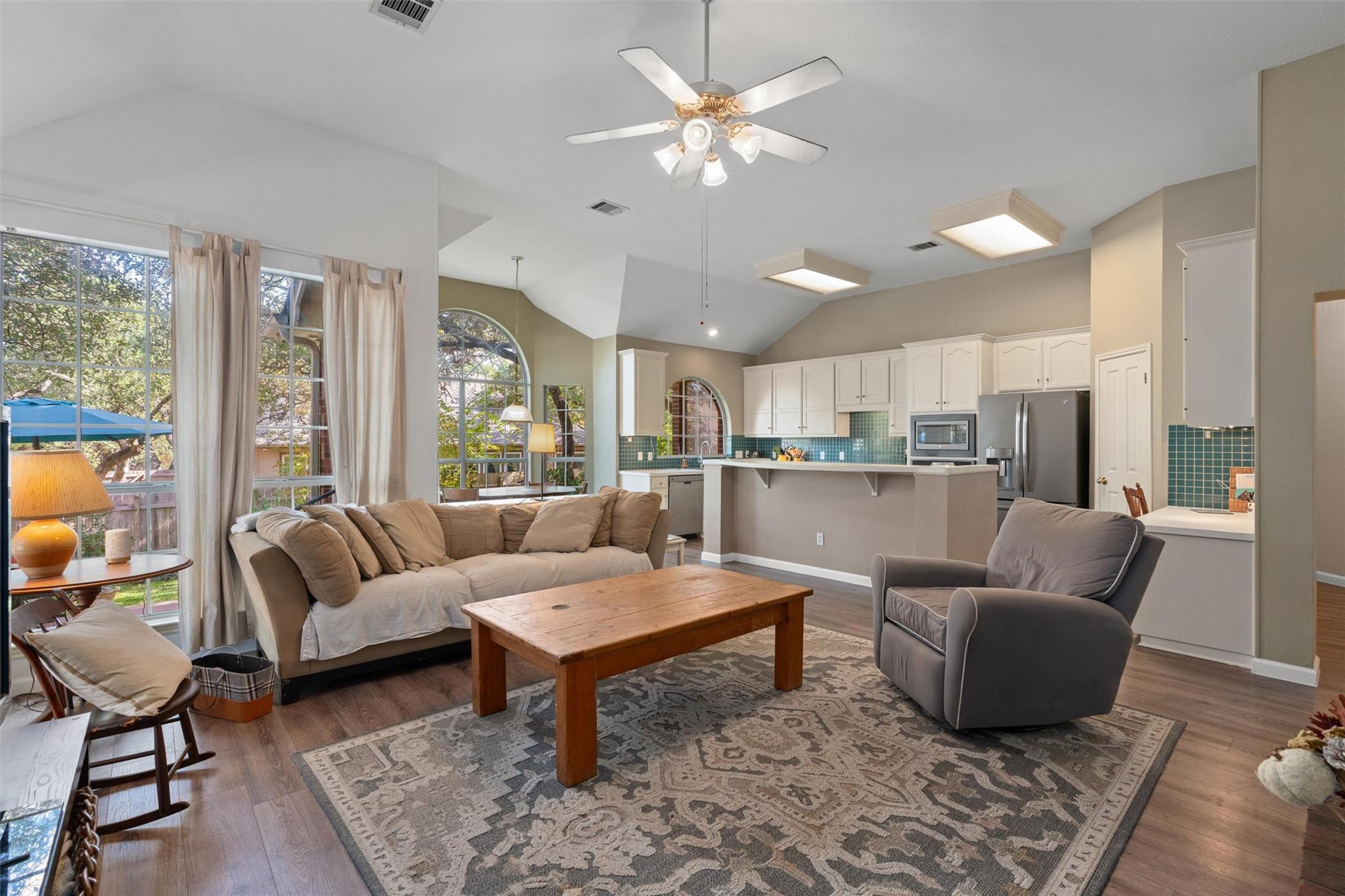 527 Oak Park Dr, Round Rock, TX 78681