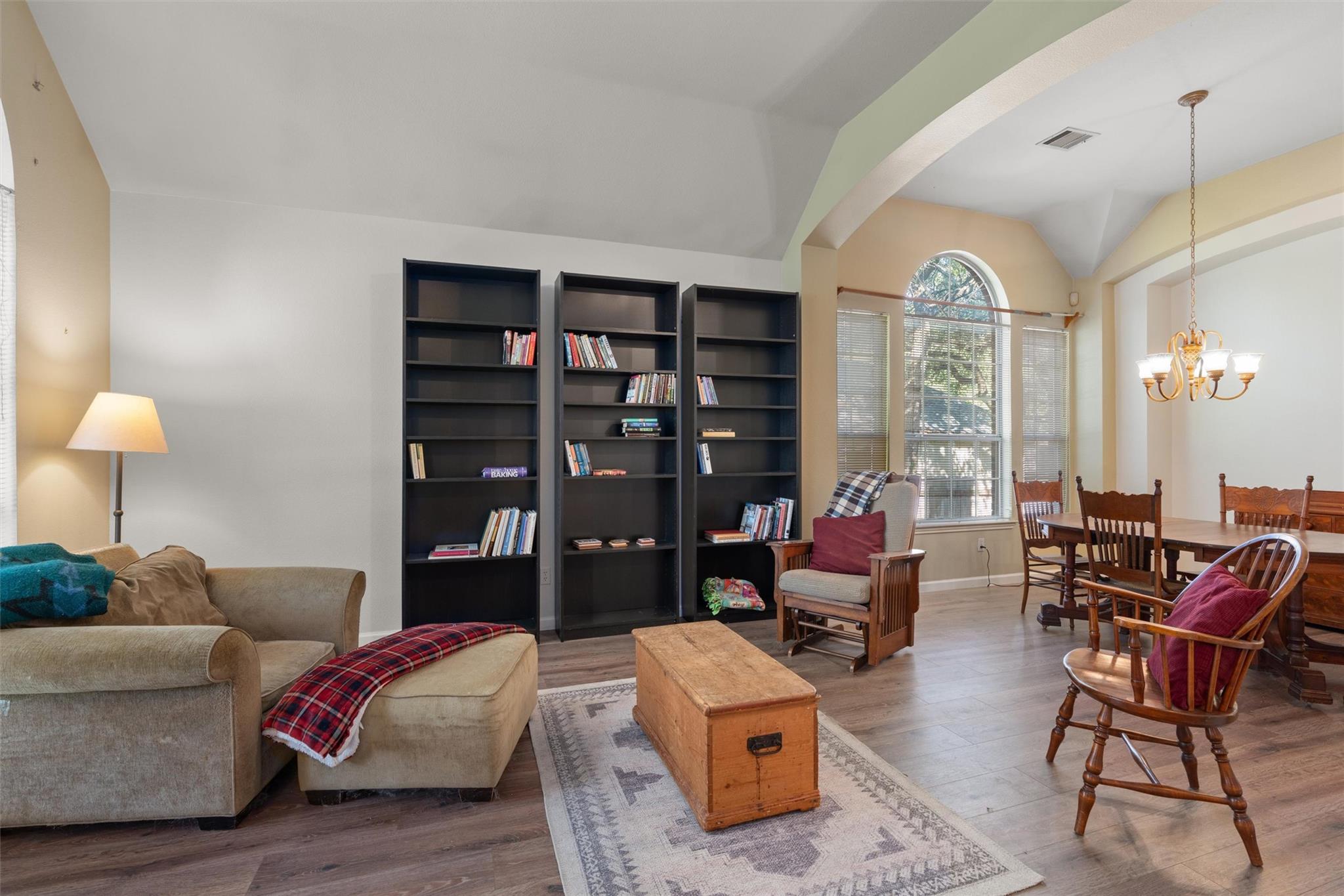 527 Oak Park Dr, Round Rock, TX 78681