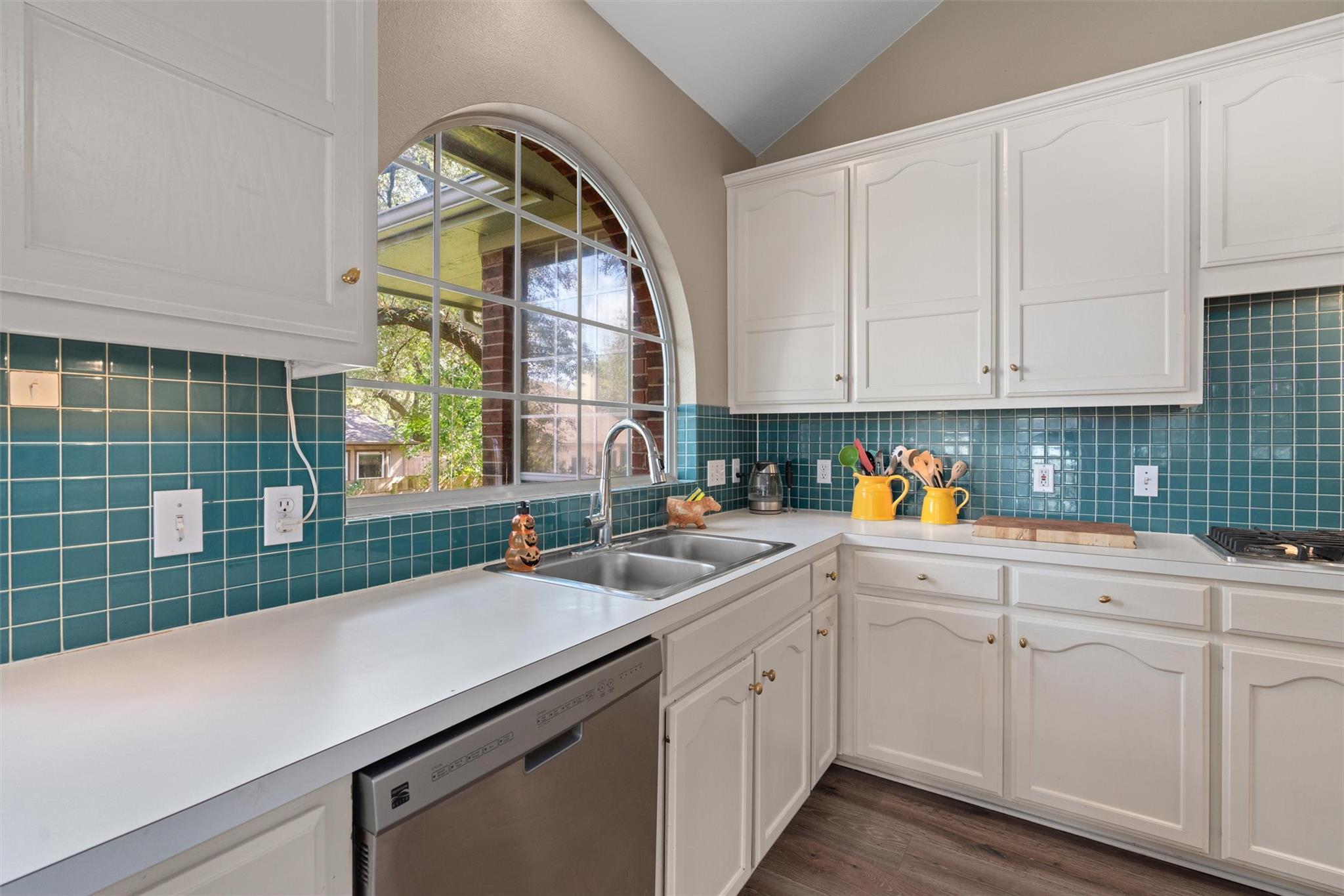 527 Oak Park Dr, Round Rock, TX 78681